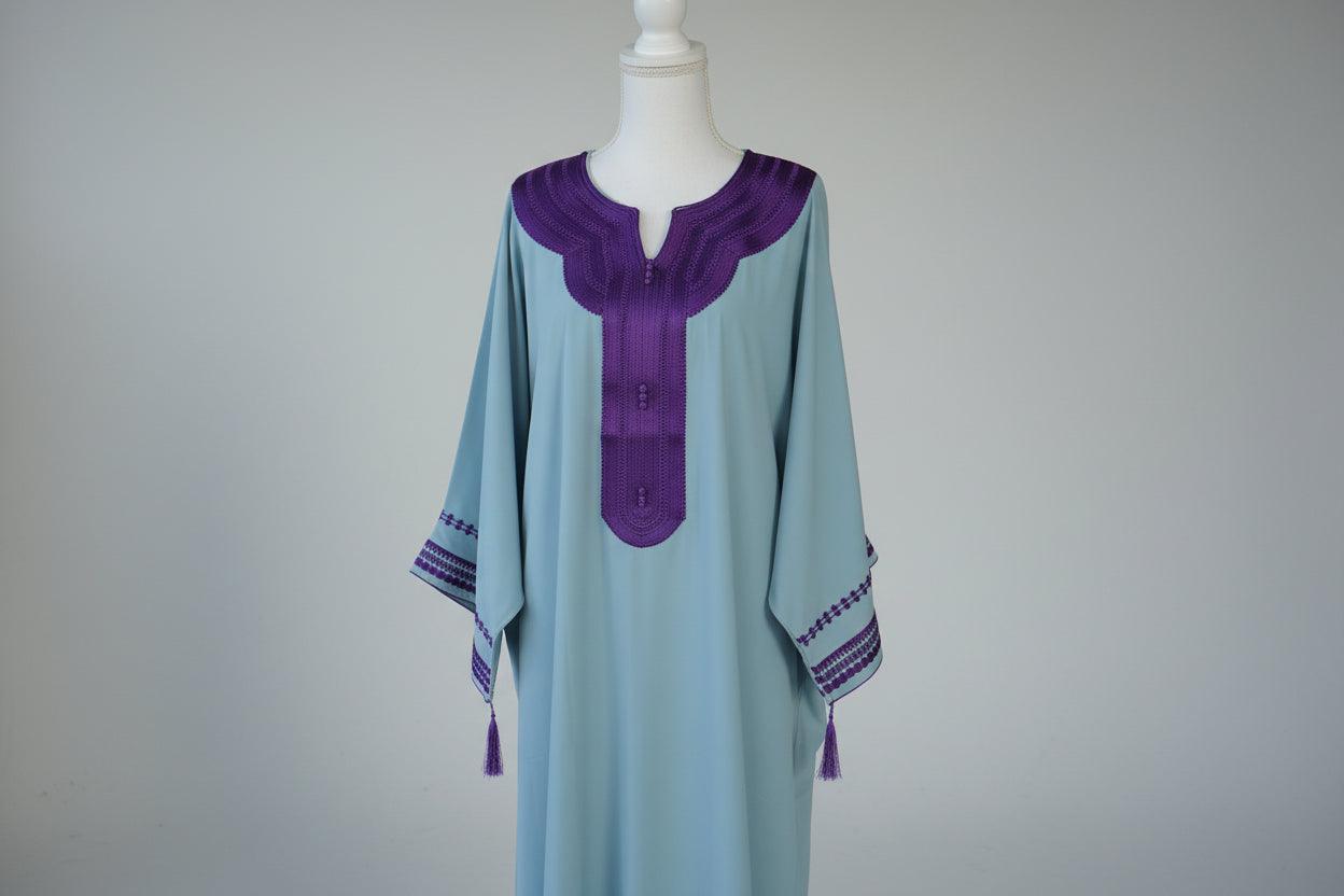 Gandoura Bleu Ciel Col Violet – Douceur & Raffinement Marocain
