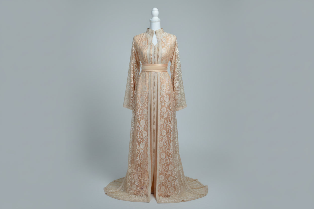 Takchita Dentelle Nude Beige – Grâce, Transparence & Luxe Marocain