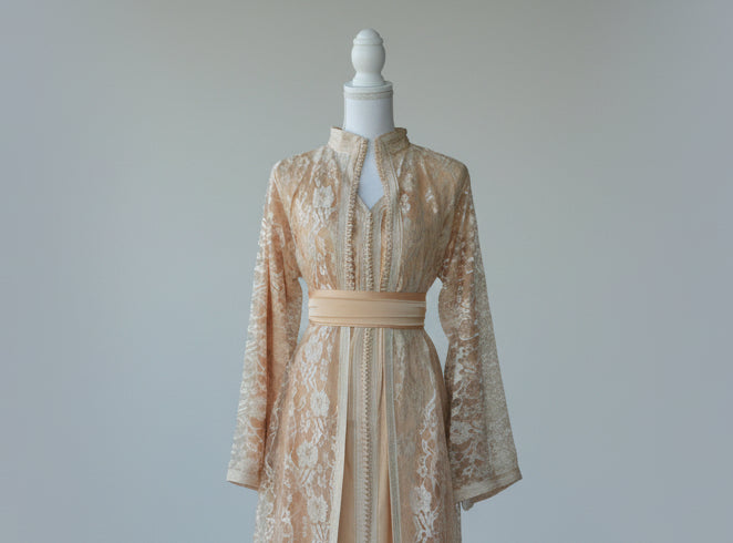 Takchita Dentelle Nude Beige – Grâce, Transparence & Luxe Marocain