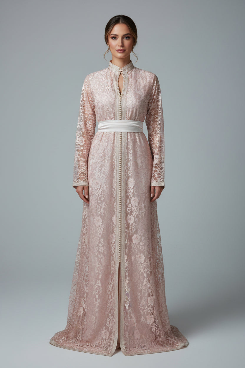 Takchita Dentelle Rose Poudré – Douceur, Romantisme & Artisanat Marocain