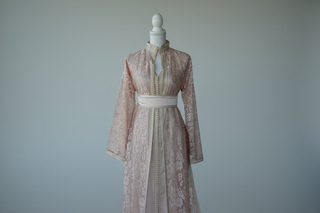 Takchita Dentelle Rose Poudré – Douceur, Romantisme & Artisanat Marocain