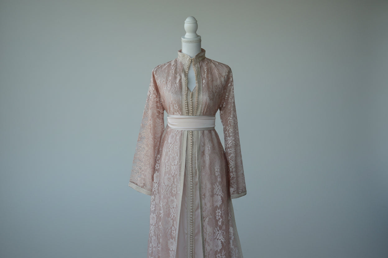 Takchita Dentelle Rose Poudré – Douceur, Romantisme & Artisanat Marocain