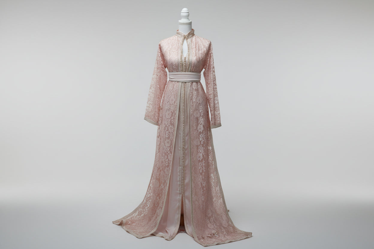 Takchita Dentelle Rose Poudré – Douceur, Romantisme & Artisanat Marocain