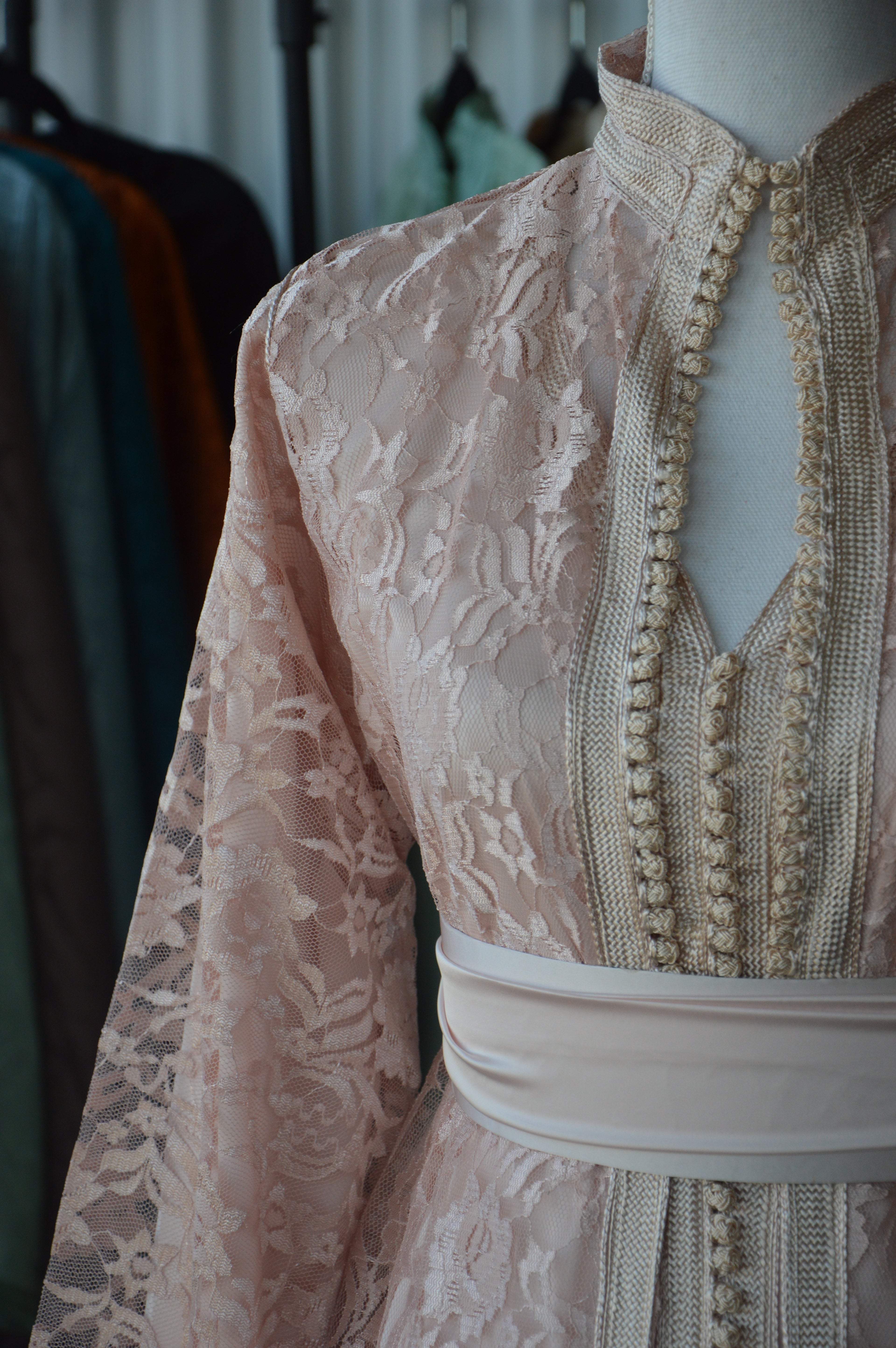 Takchita Dentelle Rose Poudré – Douceur, Romantisme & Artisanat Marocain