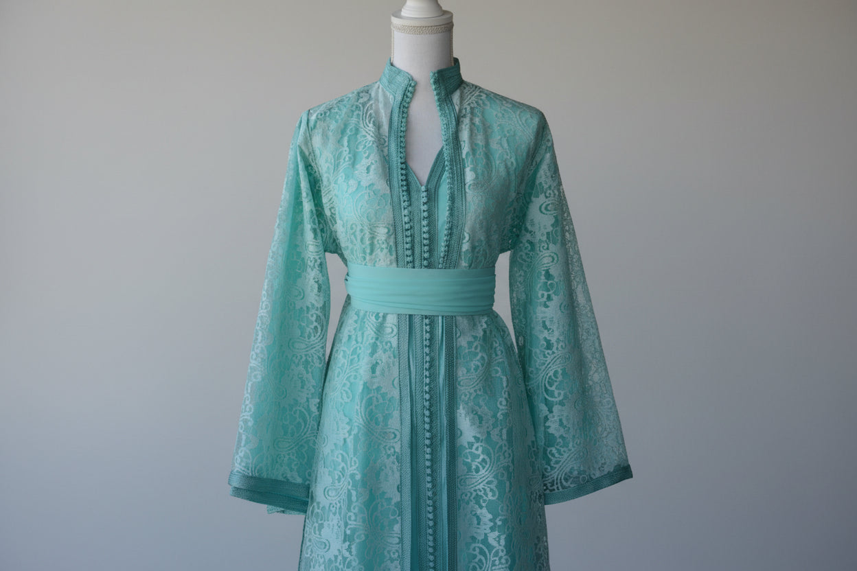 Takchita Dentelle Turquoise – Éclat Méditerranéen & Artisanat Marocain