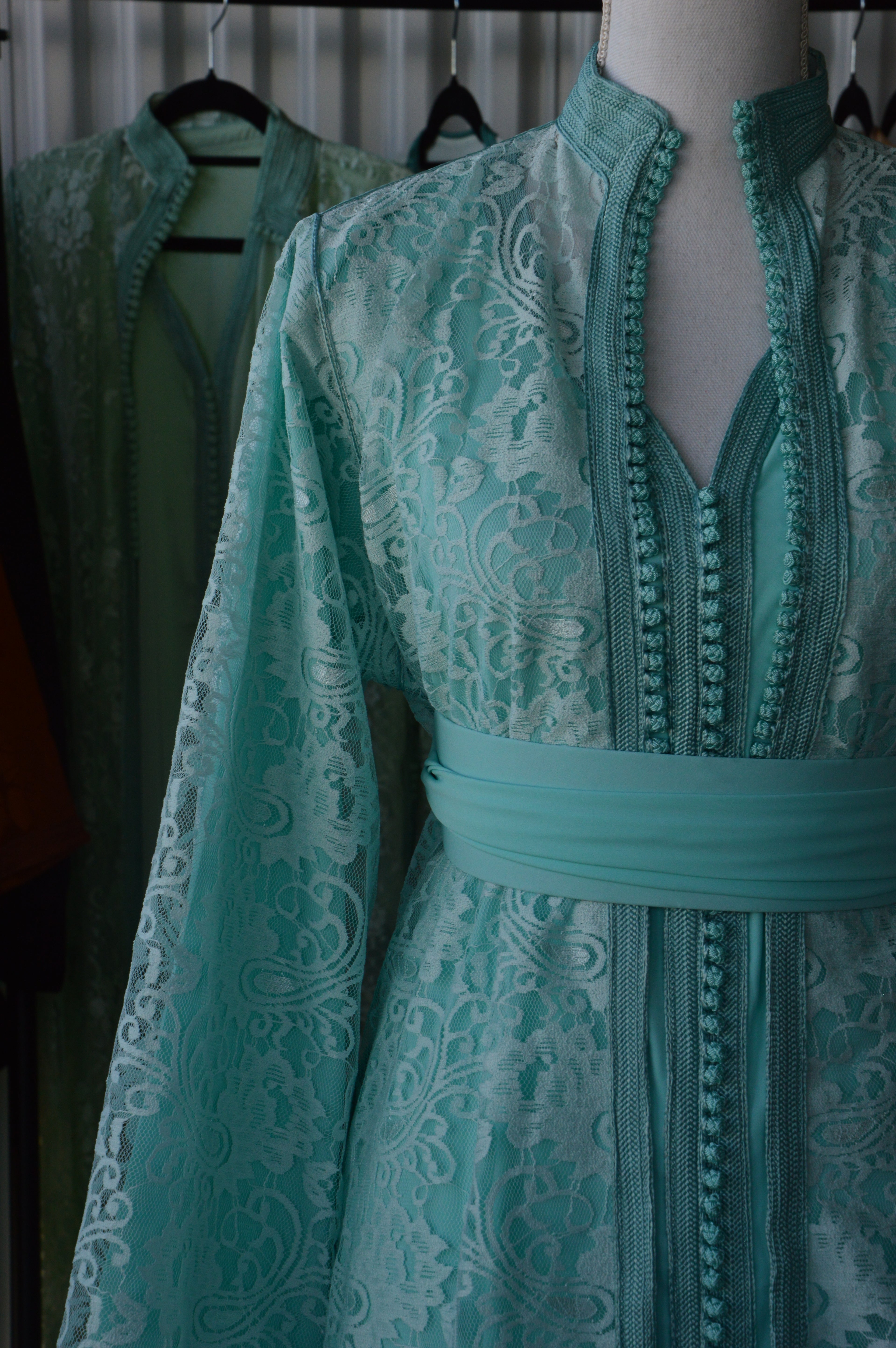 Takchita Dentelle Turquoise – Éclat Méditerranéen & Artisanat Marocain