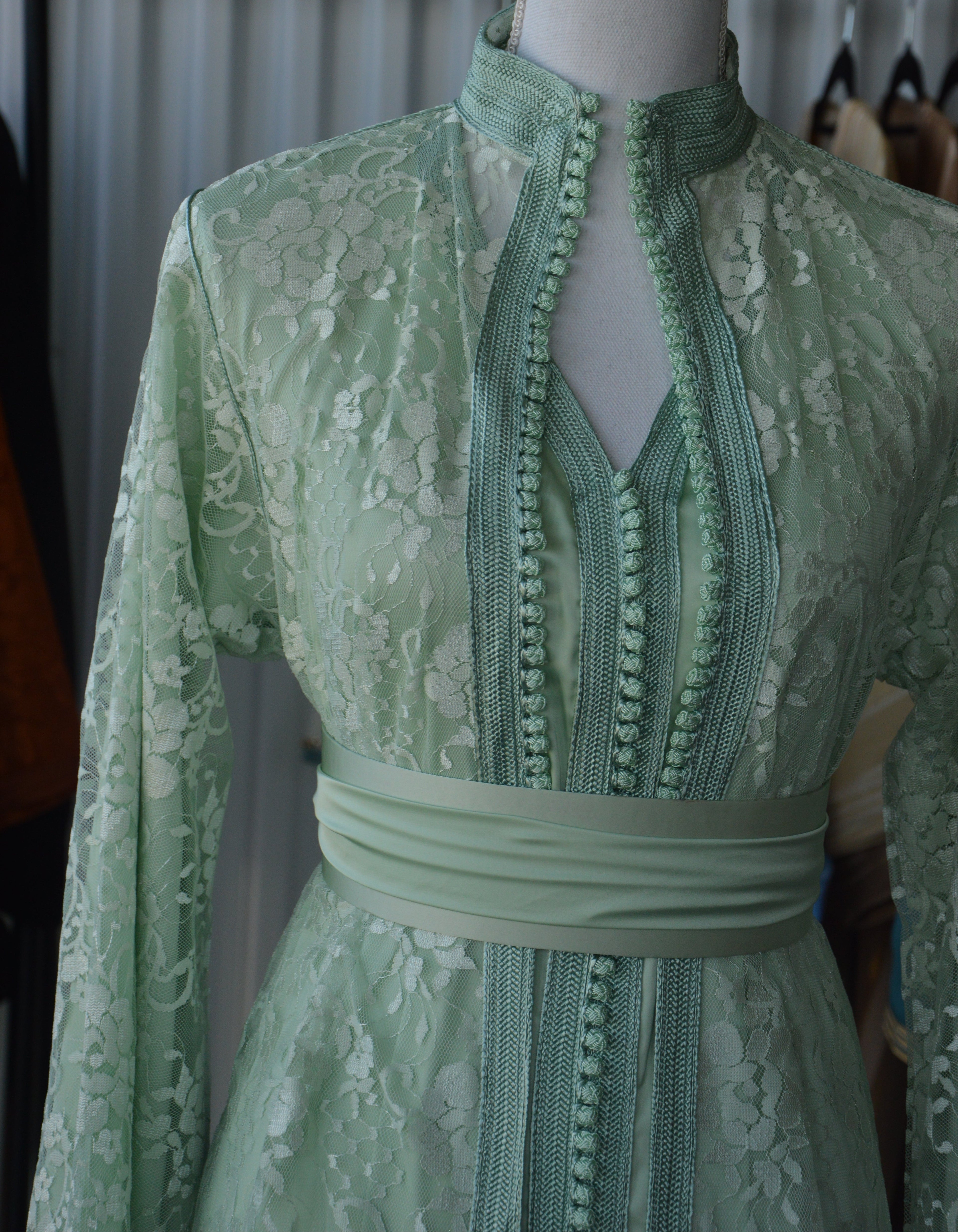 Takchita Dentelle Verte – Nature Royale & Artisanat Marocain d’Exception