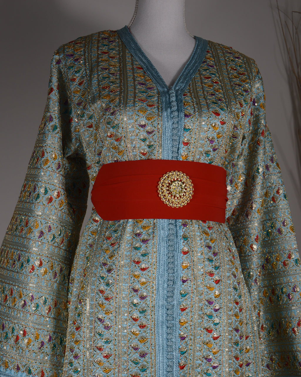 Caftan Sari bleu ciel – ceinture rouge & médaillon doré