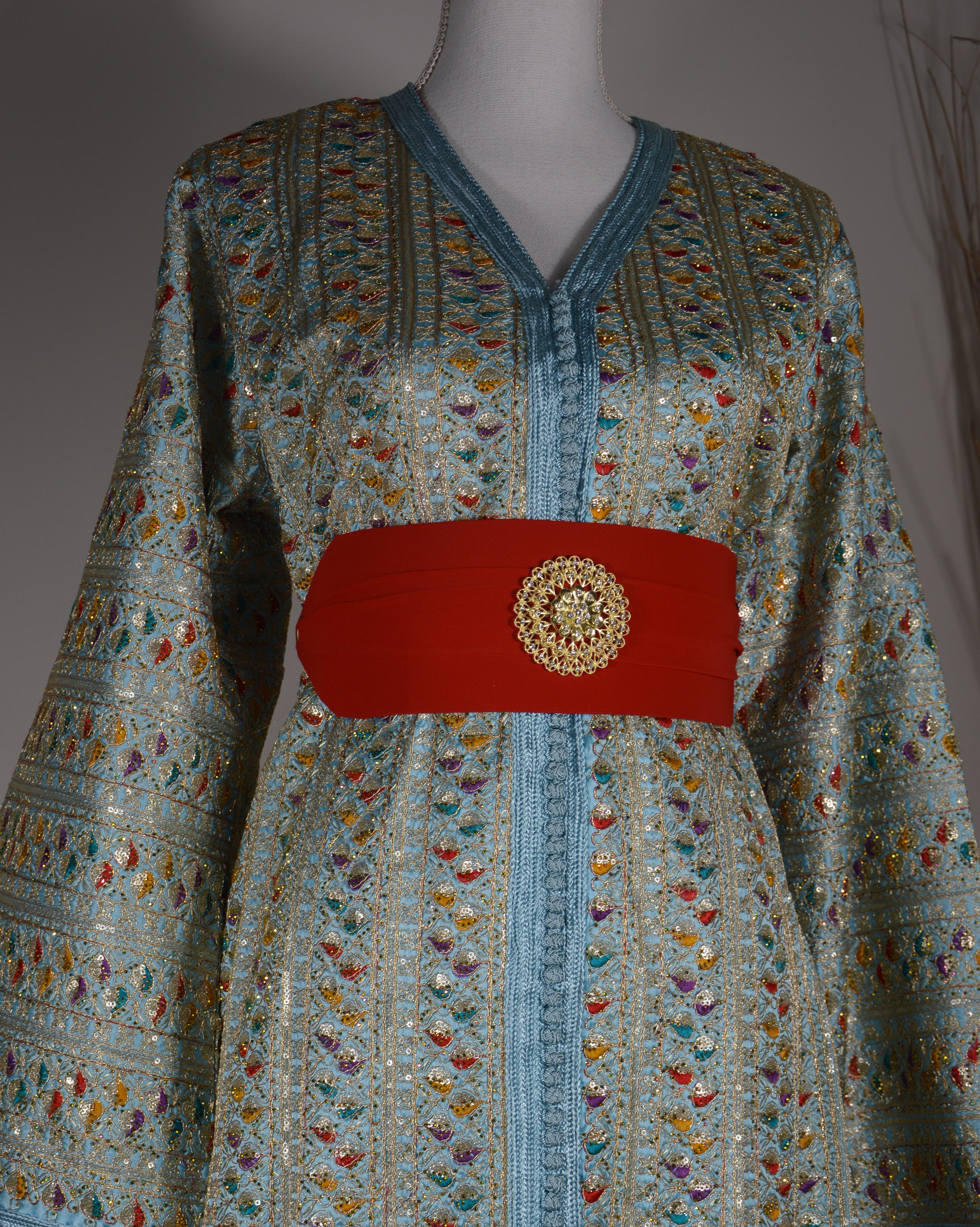Caftan Sari bleu ciel – ceinture rouge & médaillon doré