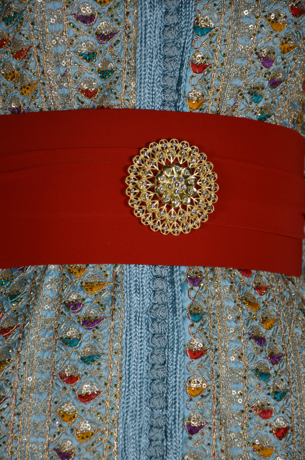 Caftan Sari bleu ciel – ceinture rouge & médaillon doré