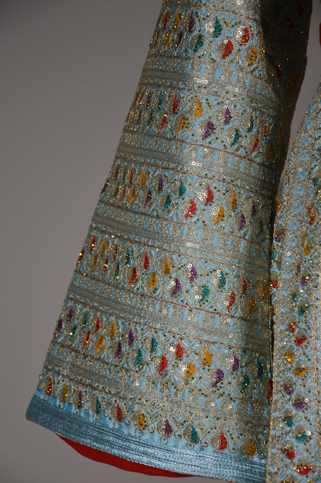 Caftan Sari bleu ciel – ceinture rouge & médaillon doré