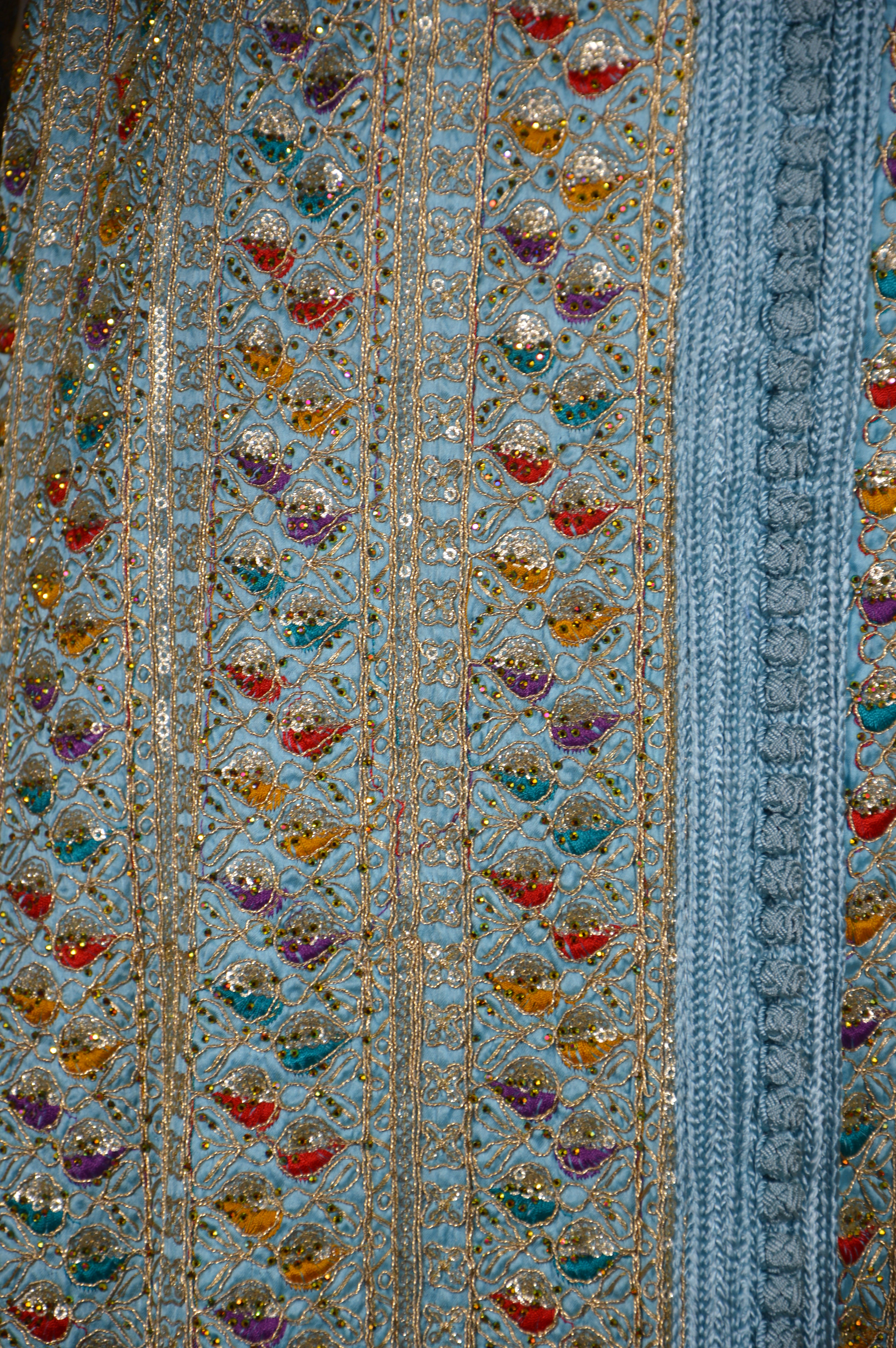 Caftan Sari bleu ciel – ceinture rouge & médaillon doré