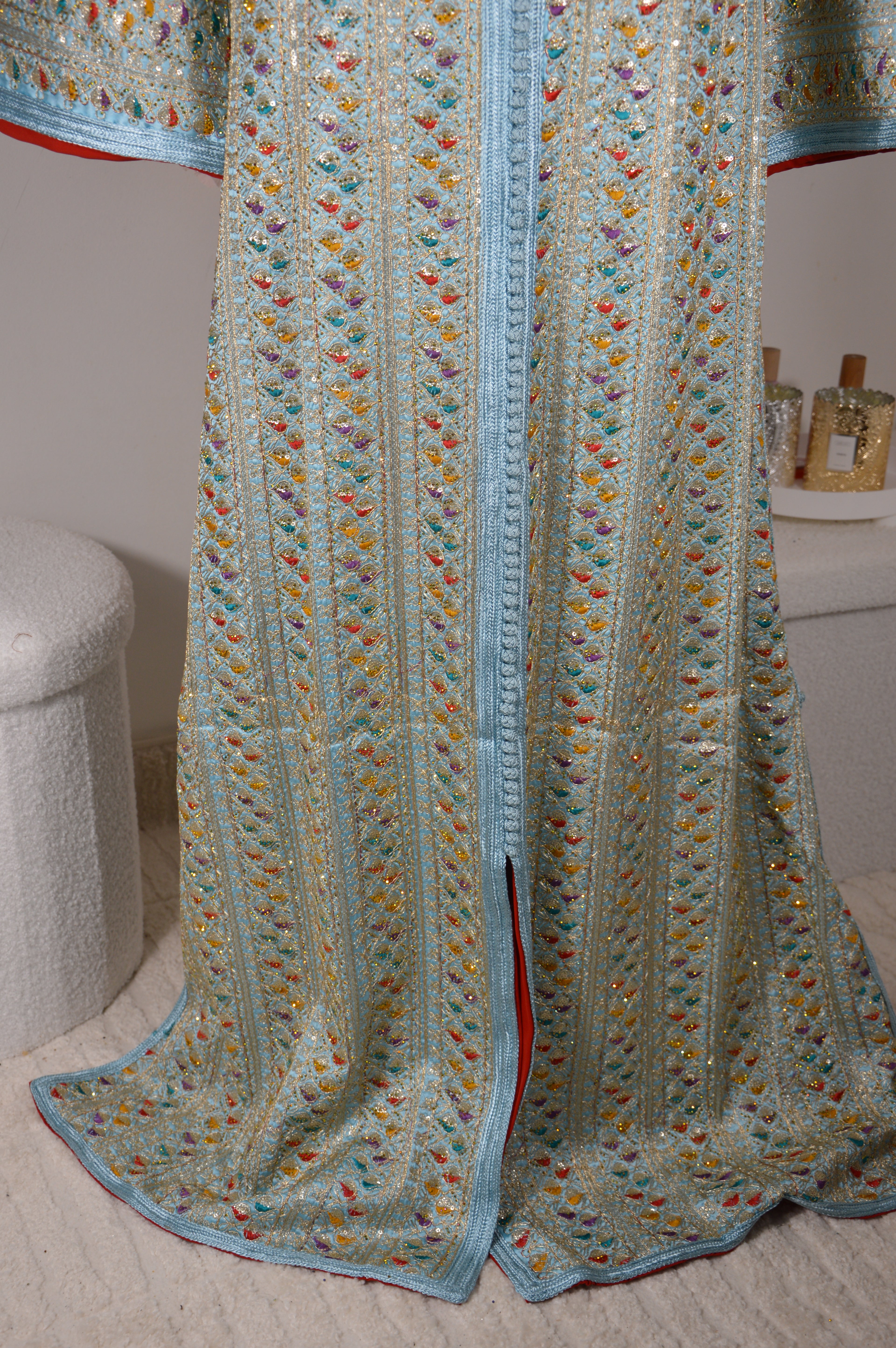 Caftan Sari bleu ciel – ceinture rouge & médaillon doré