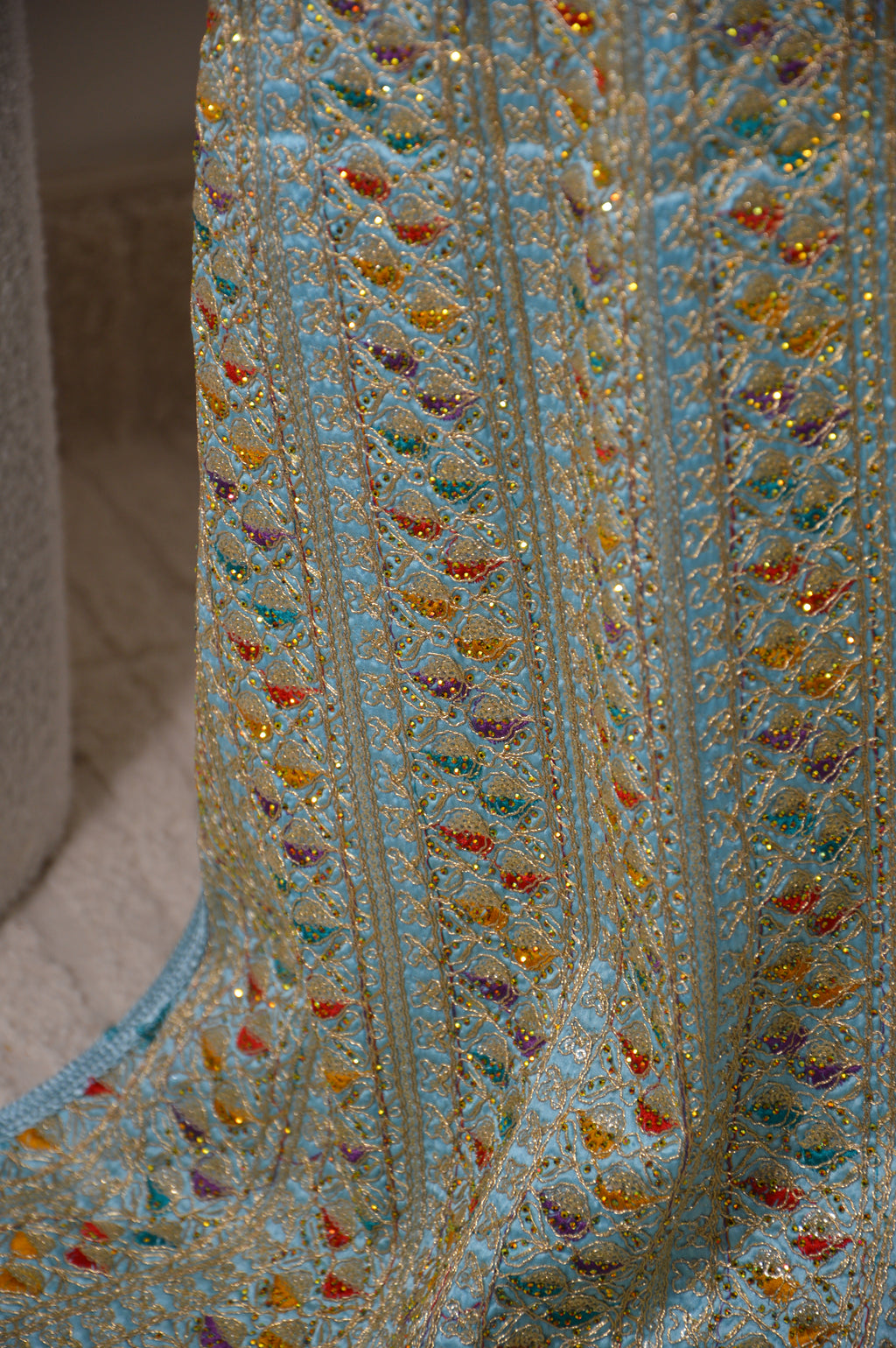 Caftan Sari bleu ciel – ceinture rouge & médaillon doré