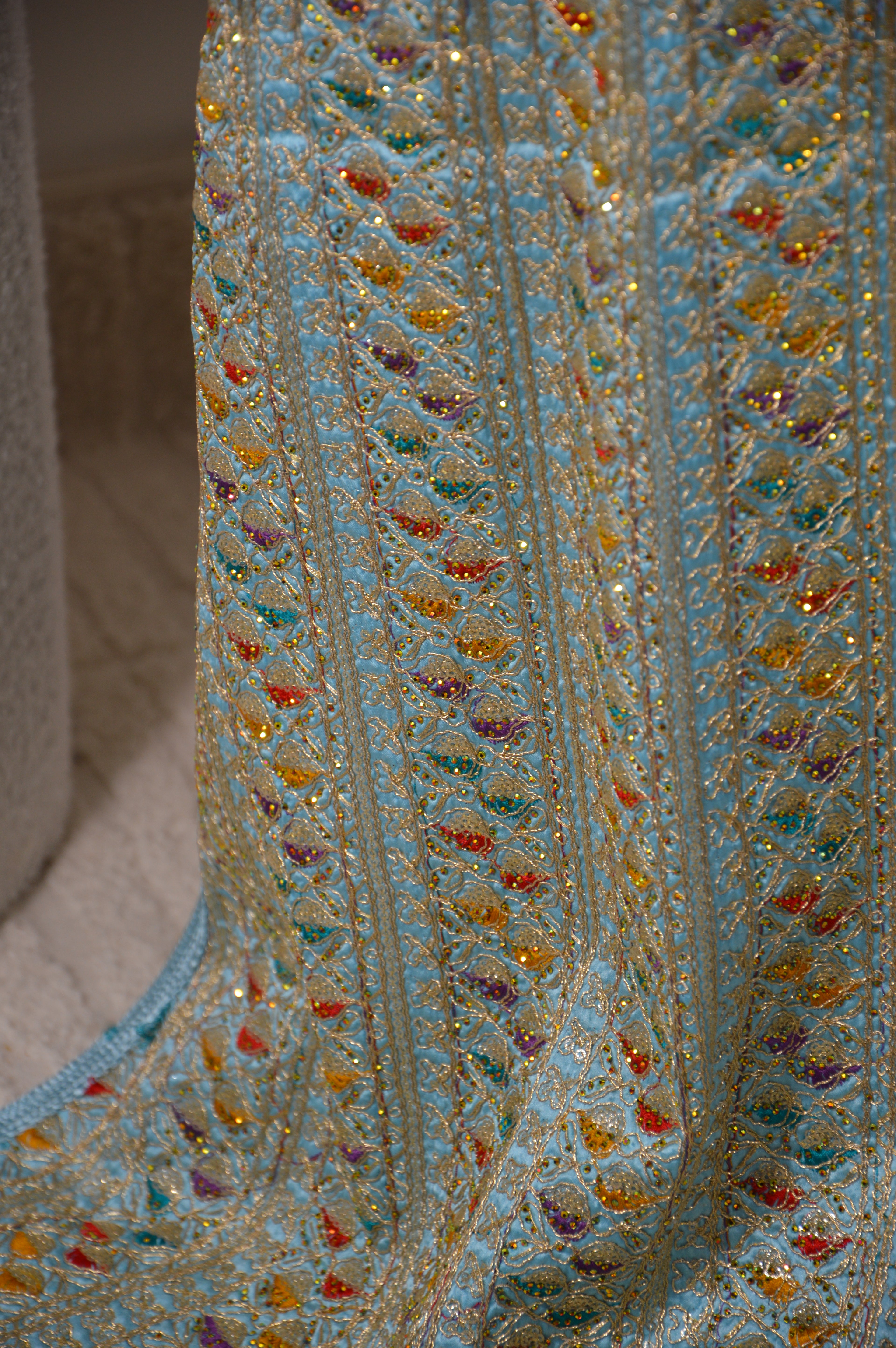 Caftan Sari bleu ciel – ceinture rouge & médaillon doré