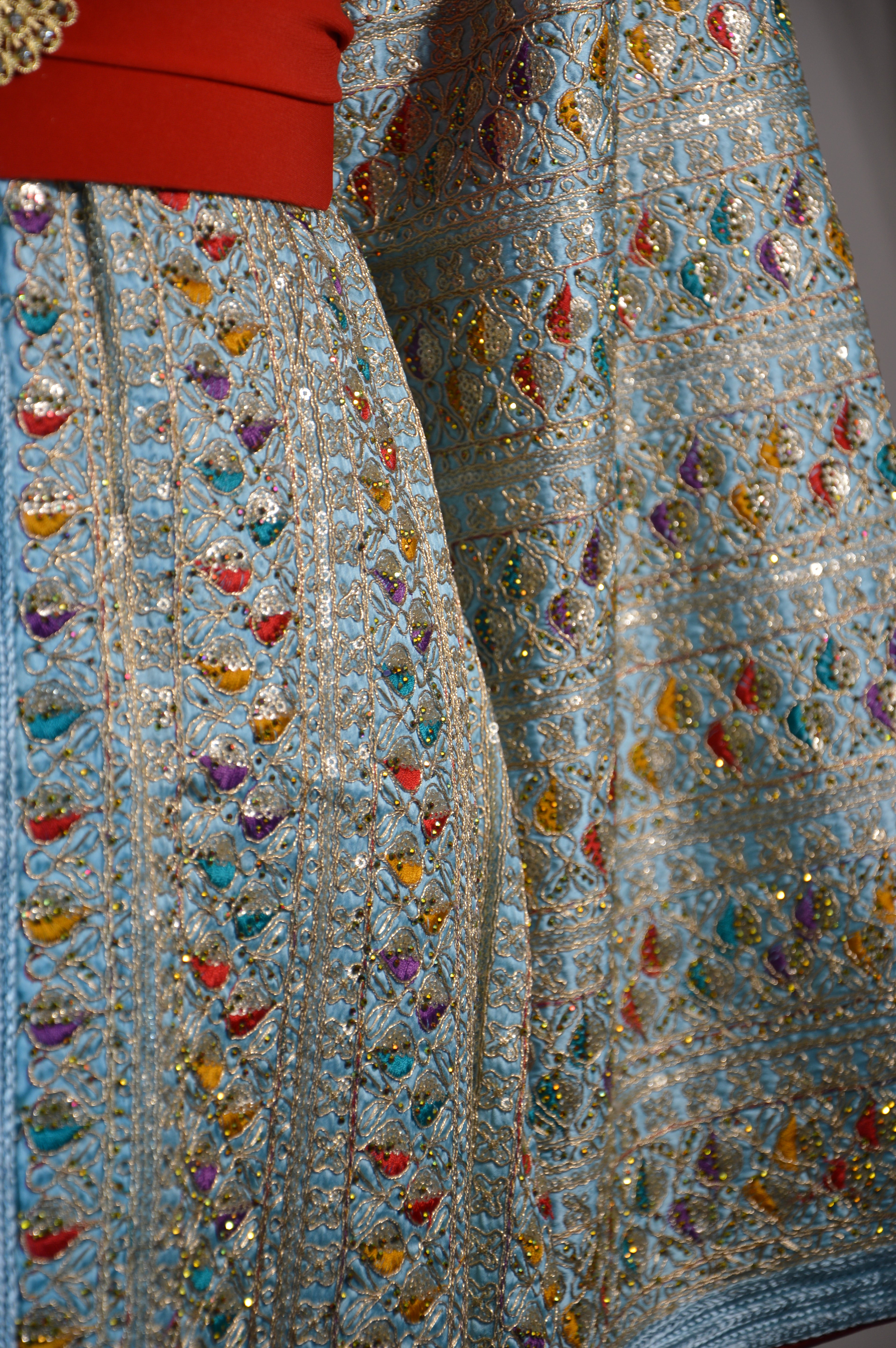 Caftan Sari bleu ciel – ceinture rouge & médaillon doré
