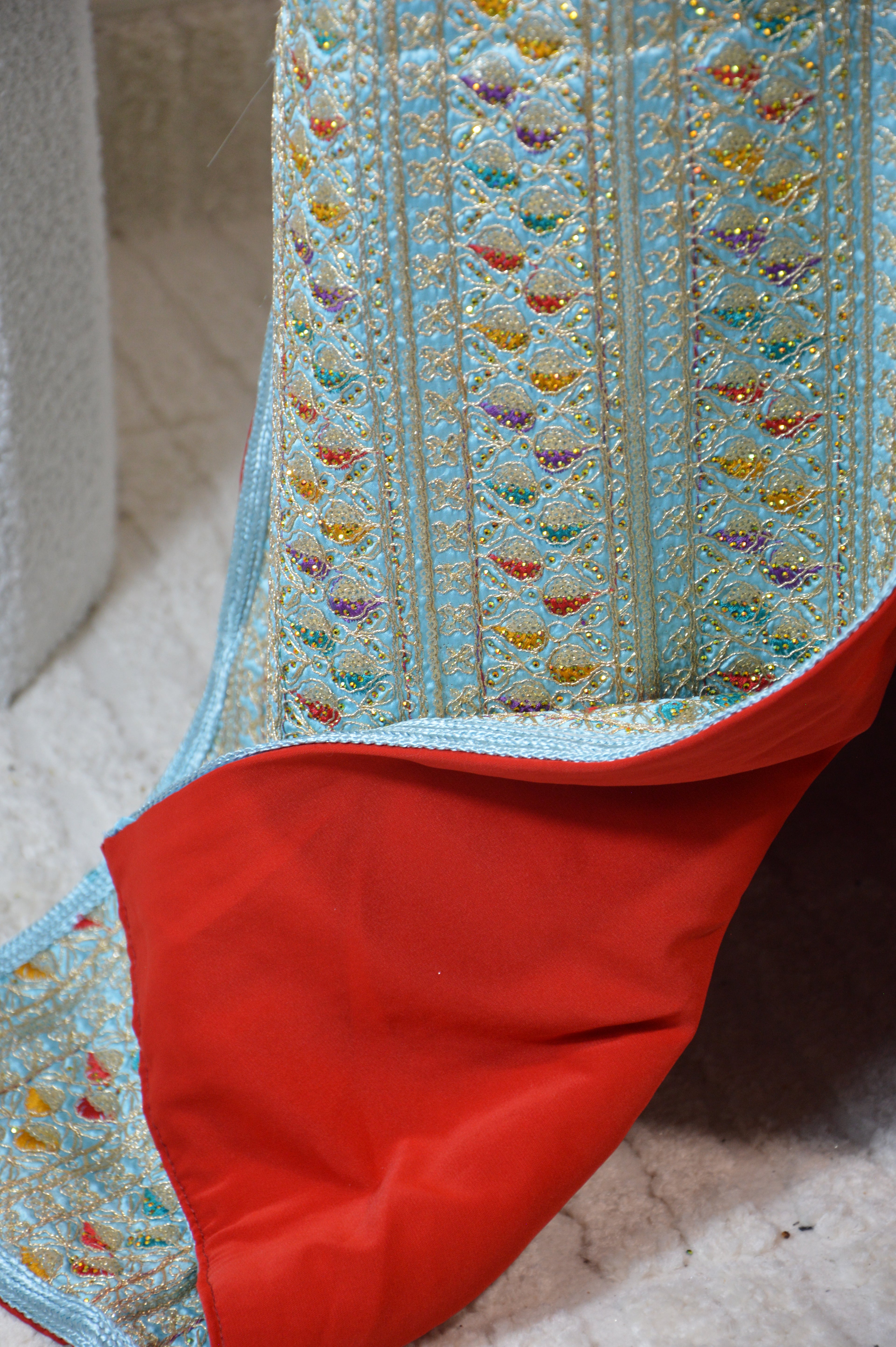 Caftan Sari bleu ciel – ceinture rouge & médaillon doré