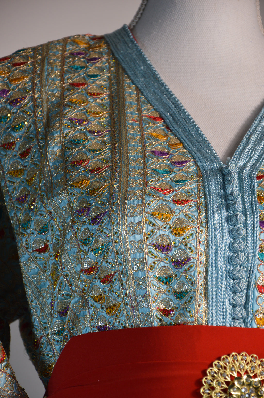 Caftan Sari bleu ciel – ceinture rouge & médaillon doré