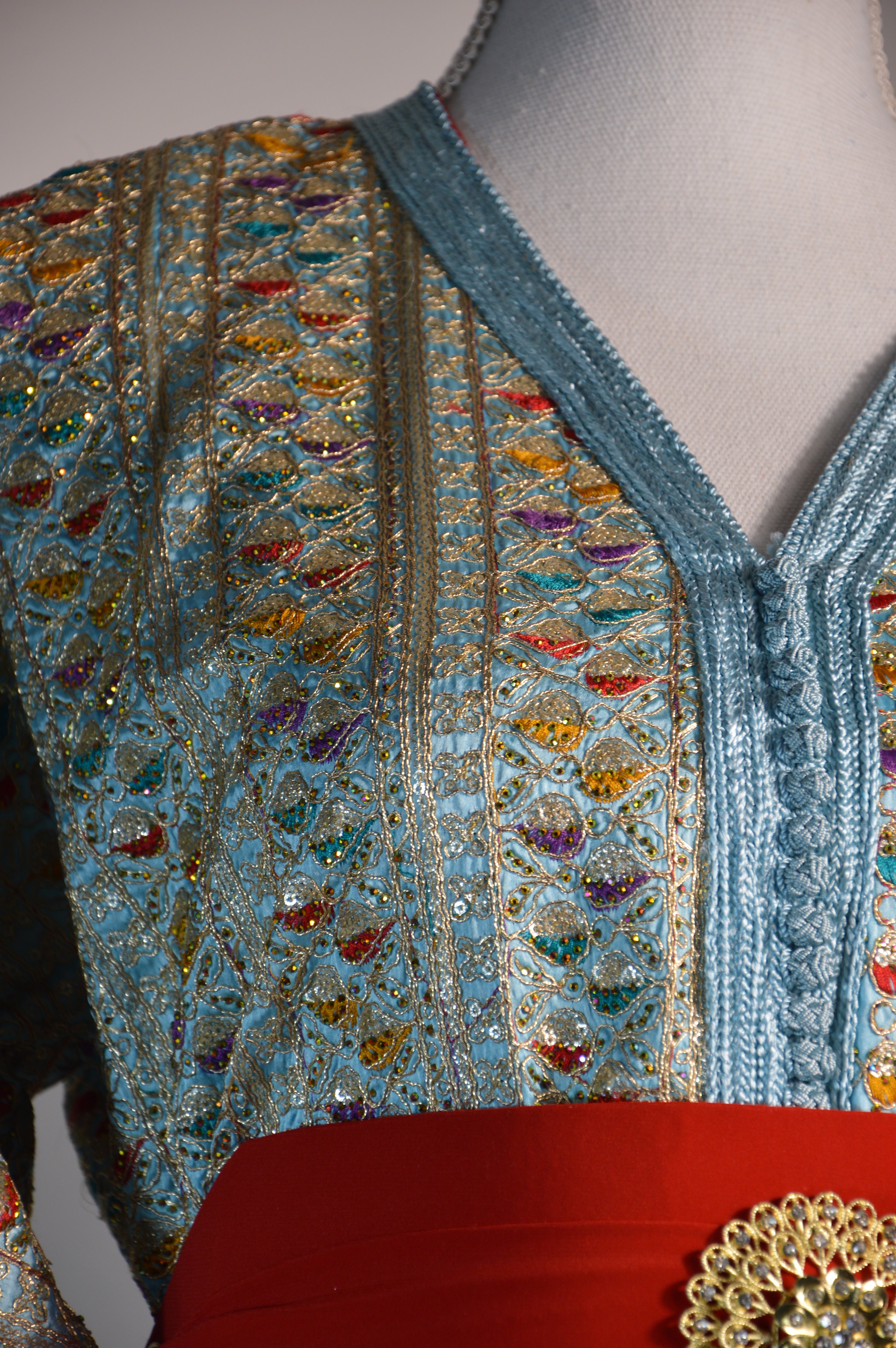 Caftan Sari bleu ciel – ceinture rouge & médaillon doré