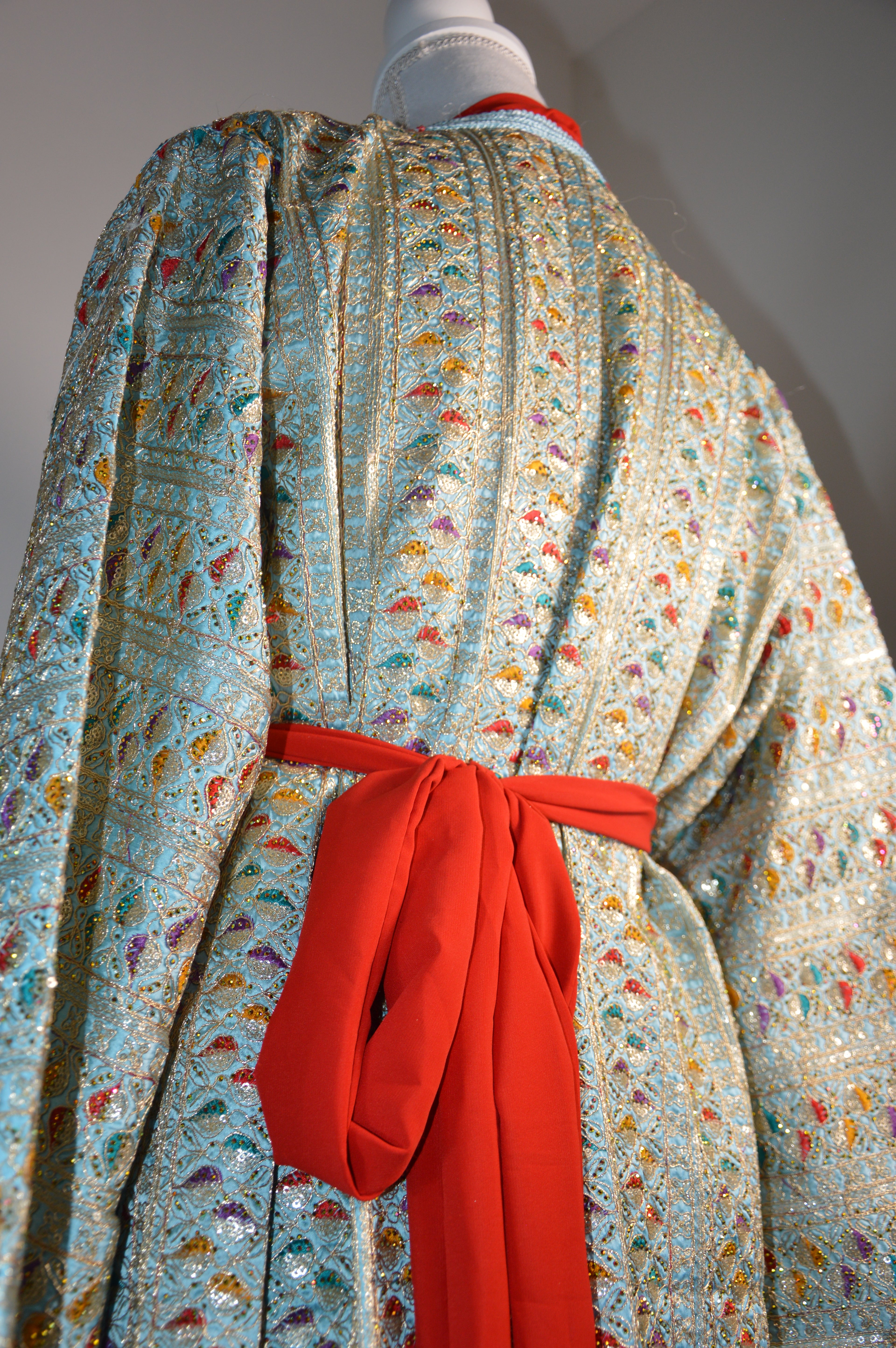 Caftan Sari bleu ciel – ceinture rouge & médaillon doré