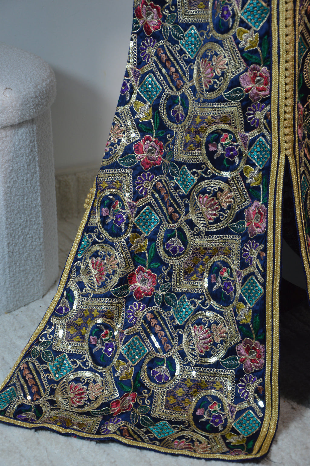 Caftan Sari Sirène “Majesté Andalousie” – Bleu nuit & or