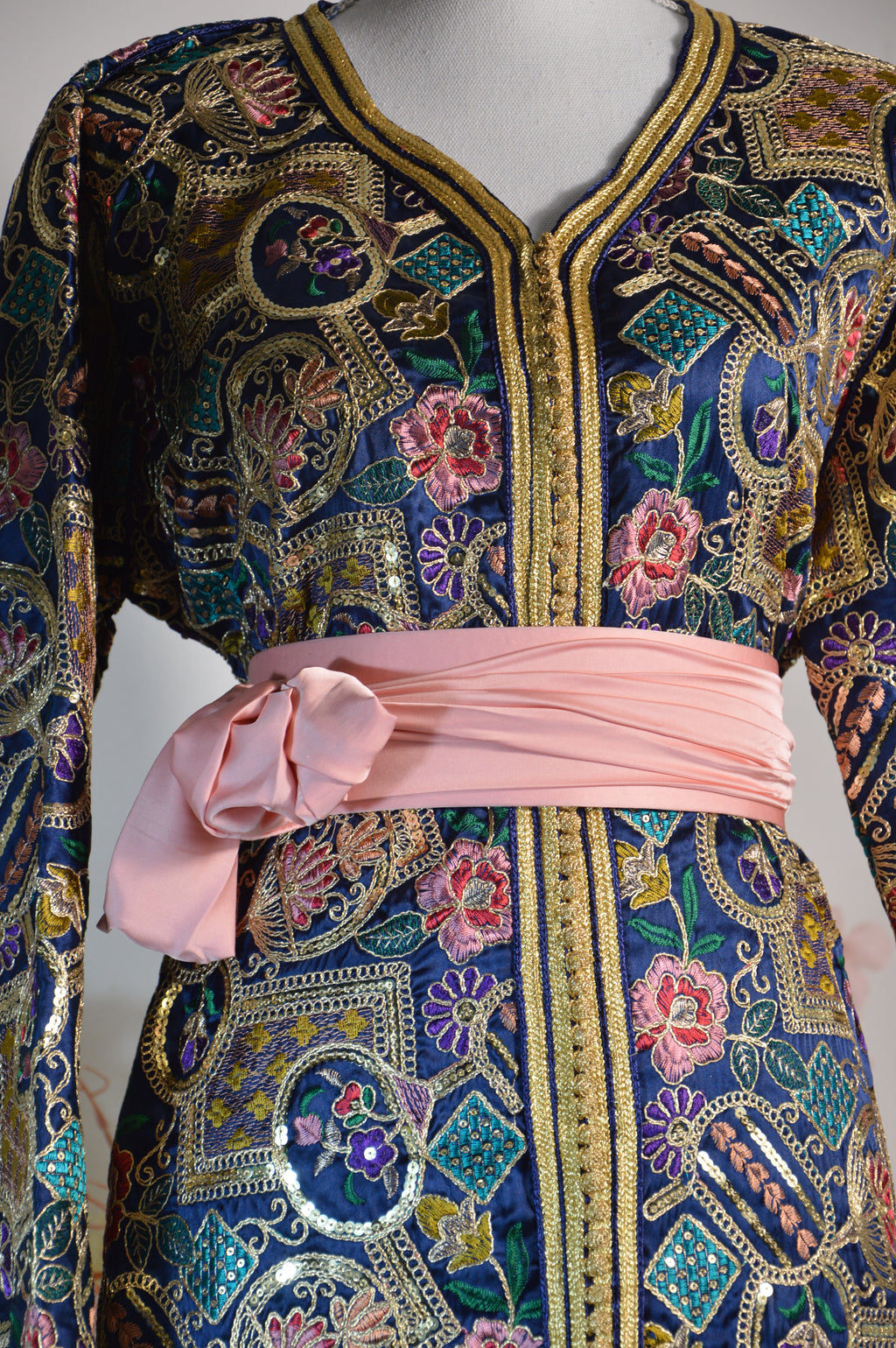 Caftan Sari Sirène “Majesté Andalousie” – Bleu nuit & or