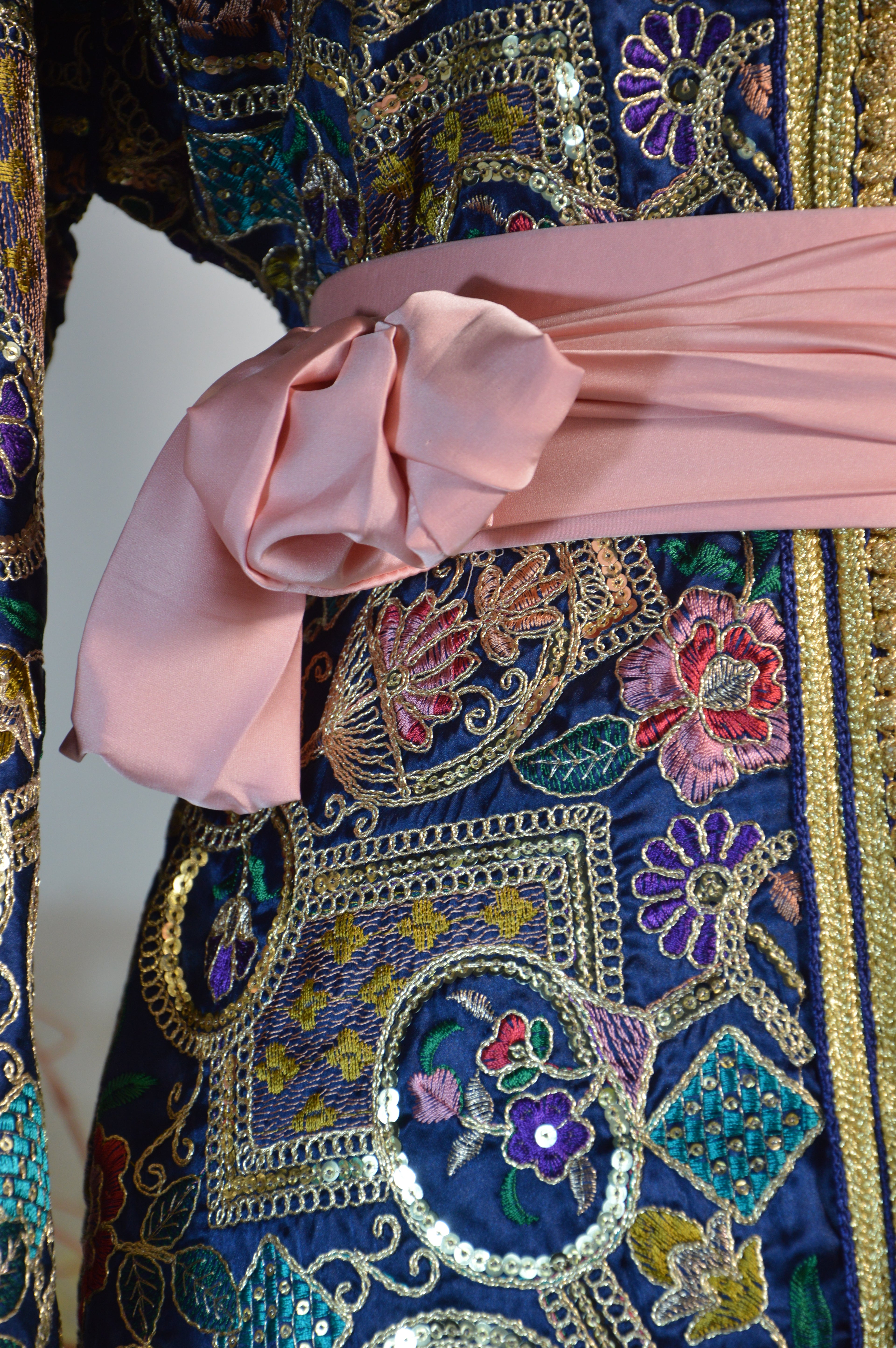 Caftan Sari Sirène “Majesté Andalousie” – Bleu nuit & or