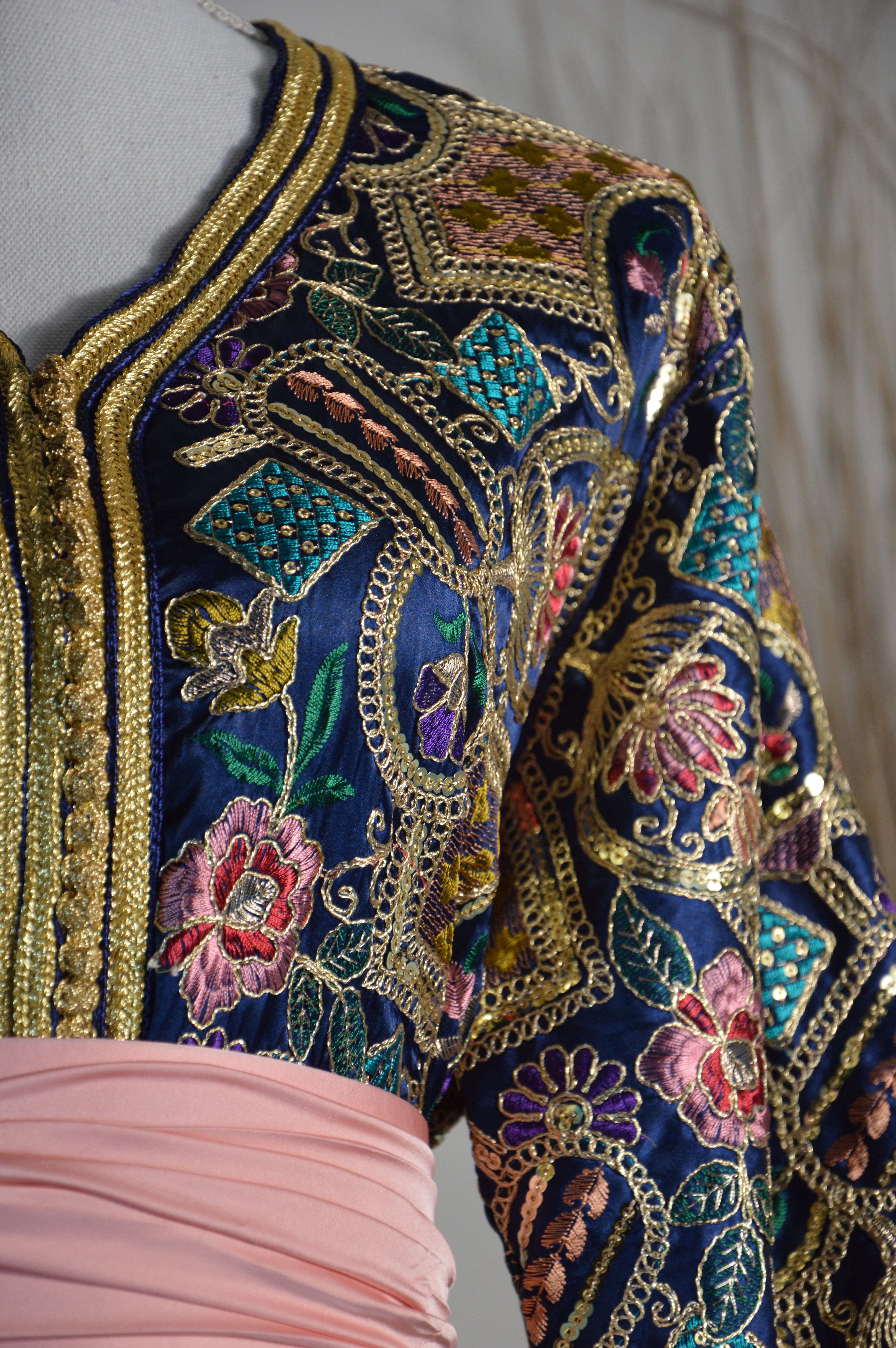 Caftan Sari Sirène “Majesté Andalousie” – Bleu nuit & or