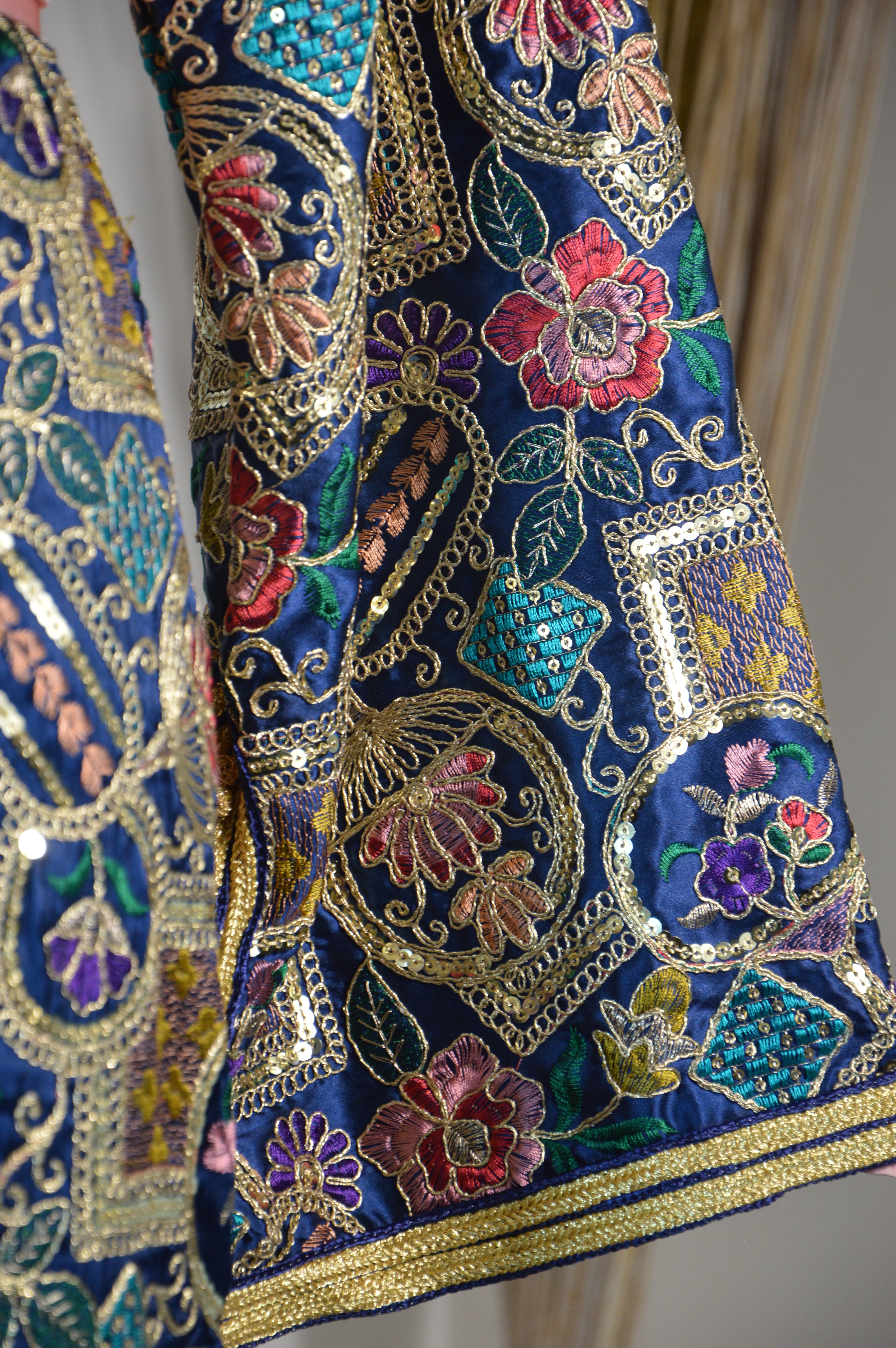 Caftan Sari Sirène “Majesté Andalousie” – Bleu nuit & or