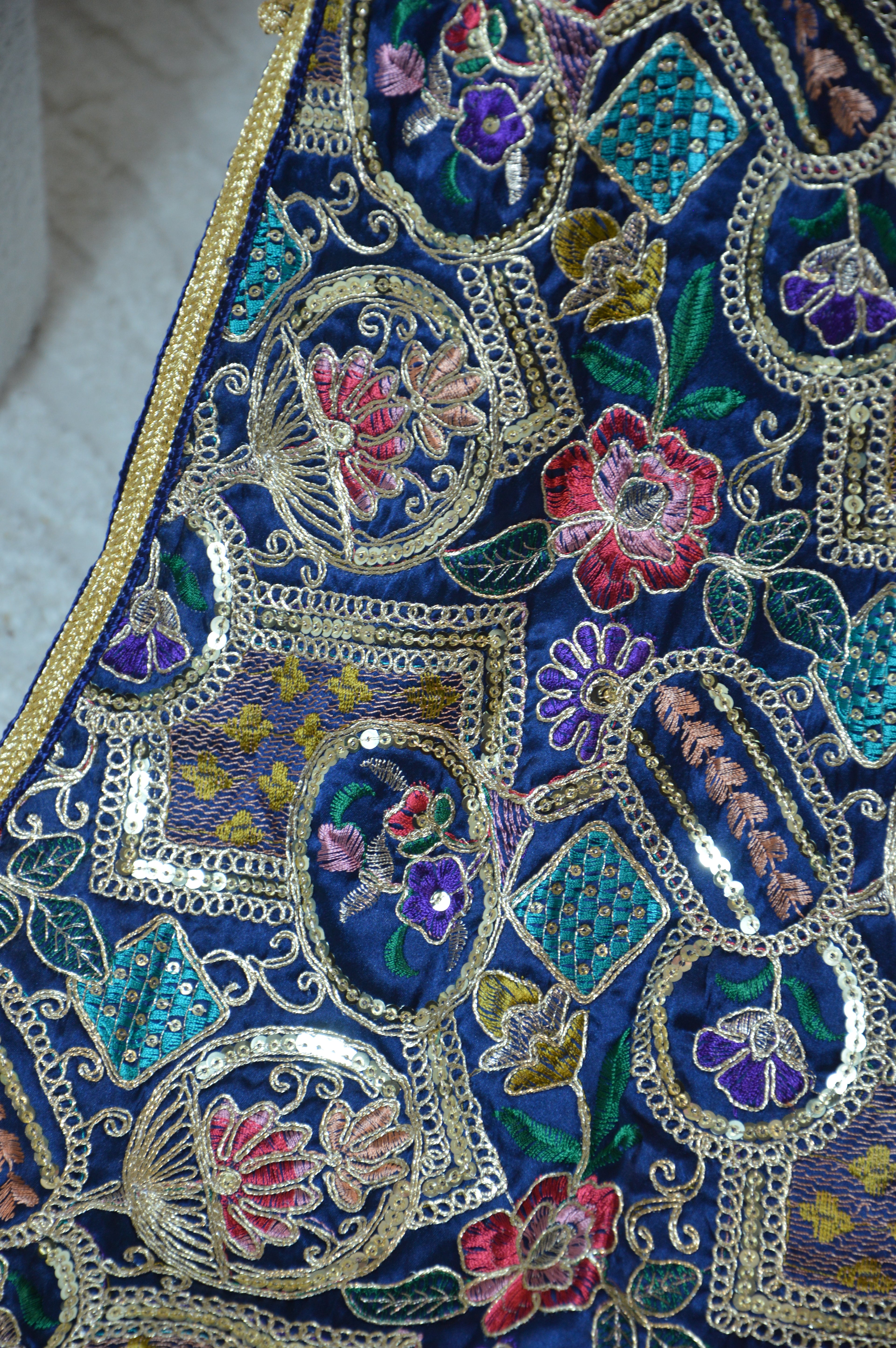 Caftan Sari Sirène “Majesté Andalousie” – Bleu nuit & or