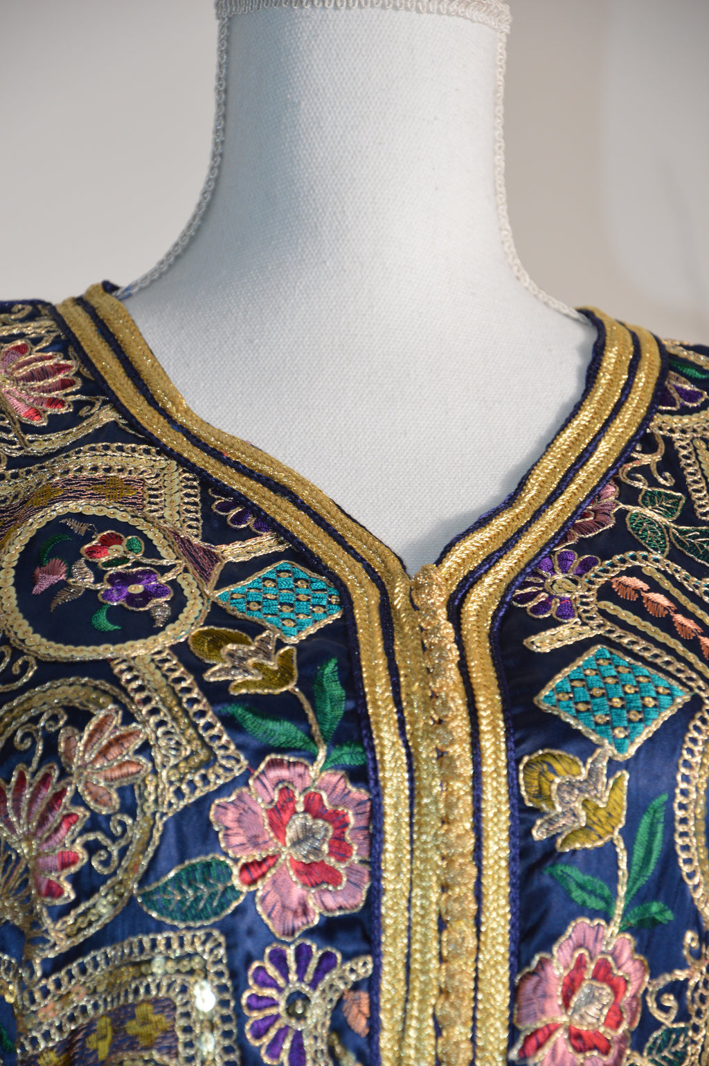 Caftan Sari Sirène “Majesté Andalousie” – Bleu nuit & or