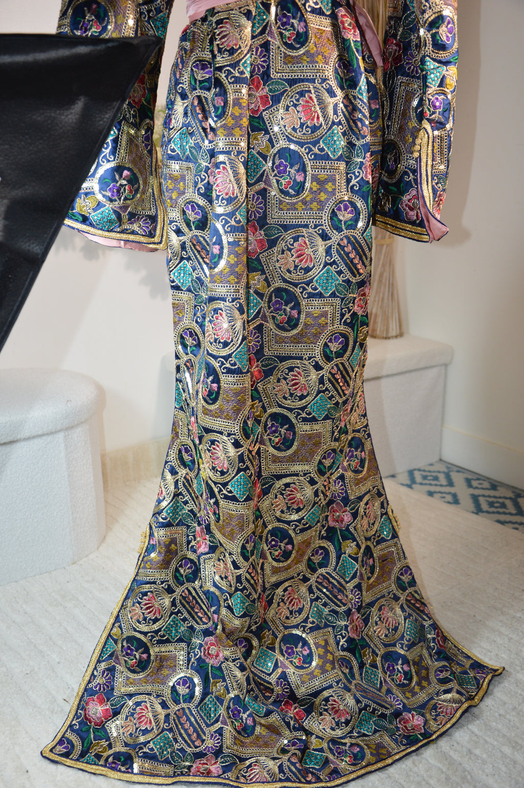Caftan Sari Sirène “Majesté Andalousie” – Bleu nuit & or