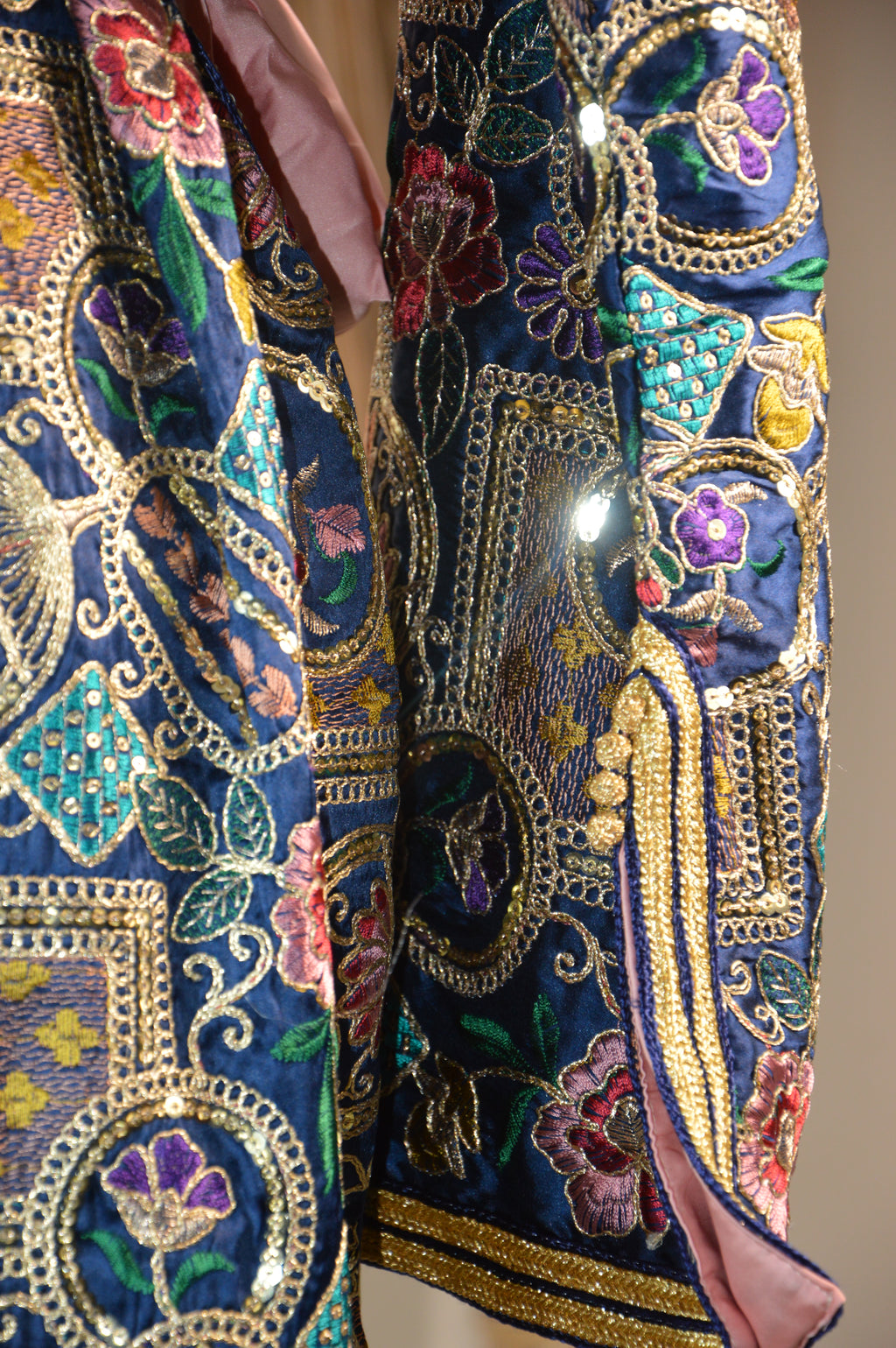 Caftan Sari Sirène “Majesté Andalousie” – Bleu nuit & or