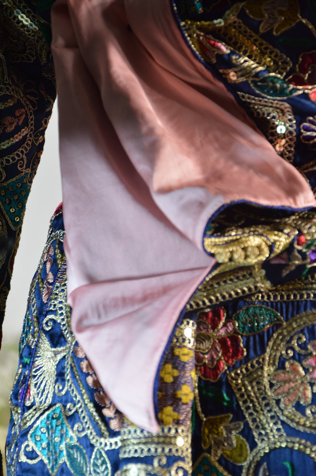 Caftan Sari Sirène “Majesté Andalousie” – Bleu nuit & or