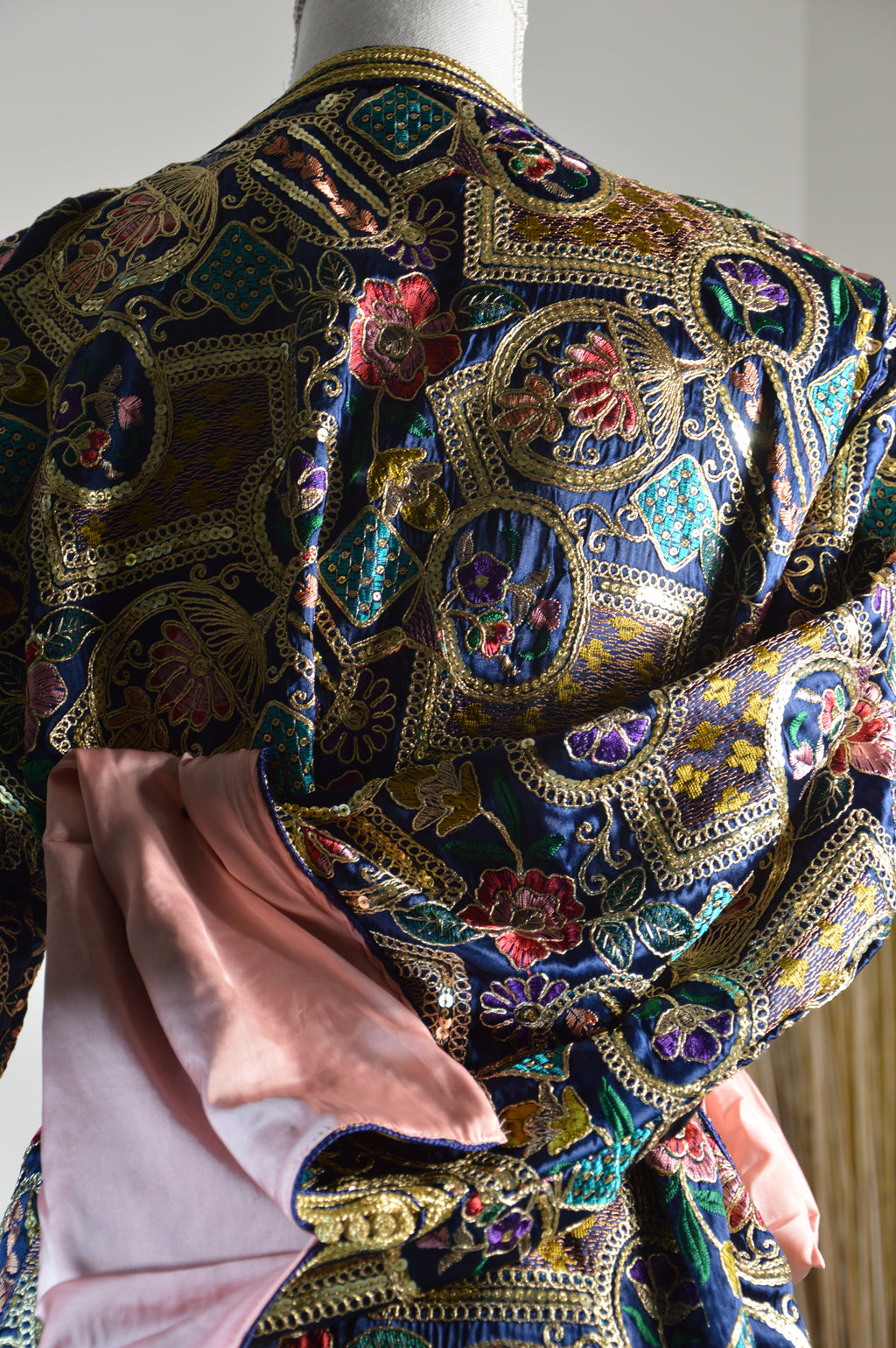 Caftan Sari Sirène “Majesté Andalousie” – Bleu nuit & or