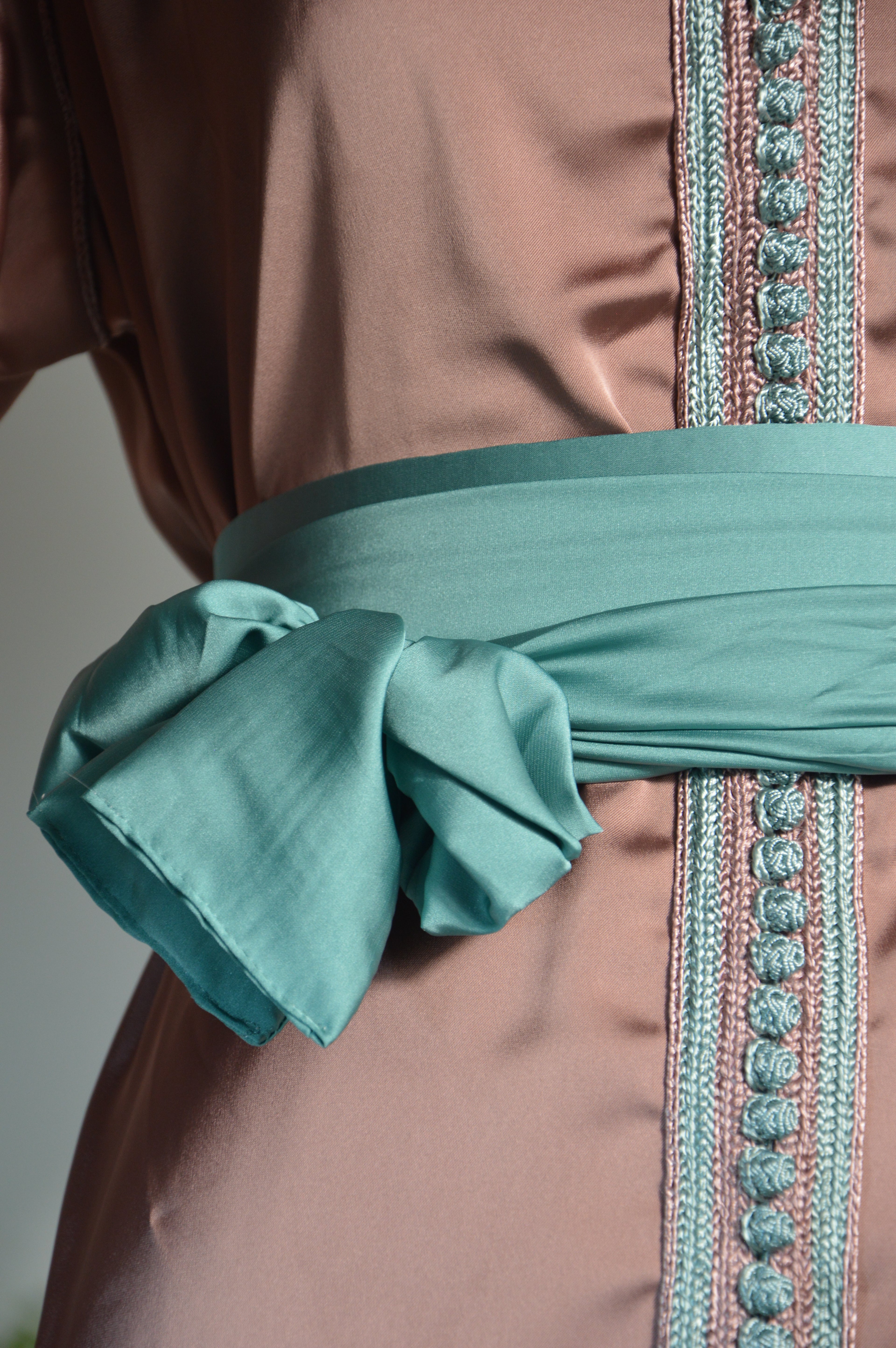 Caftan Satin « Vieux Rose & Vert d’Eau » – Minimal Chic