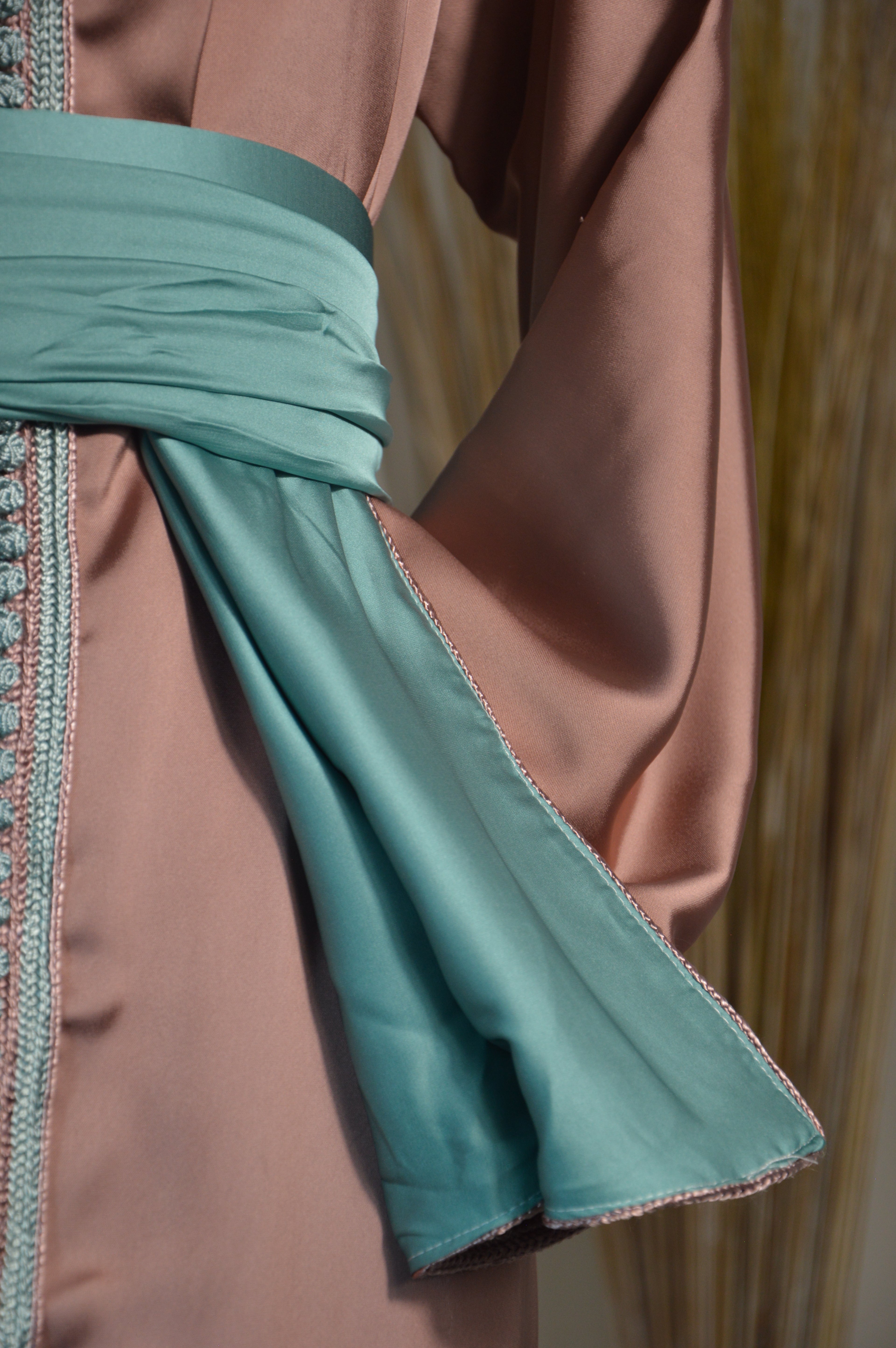 Caftan Satin « Vieux Rose & Vert d’Eau » – Minimal Chic