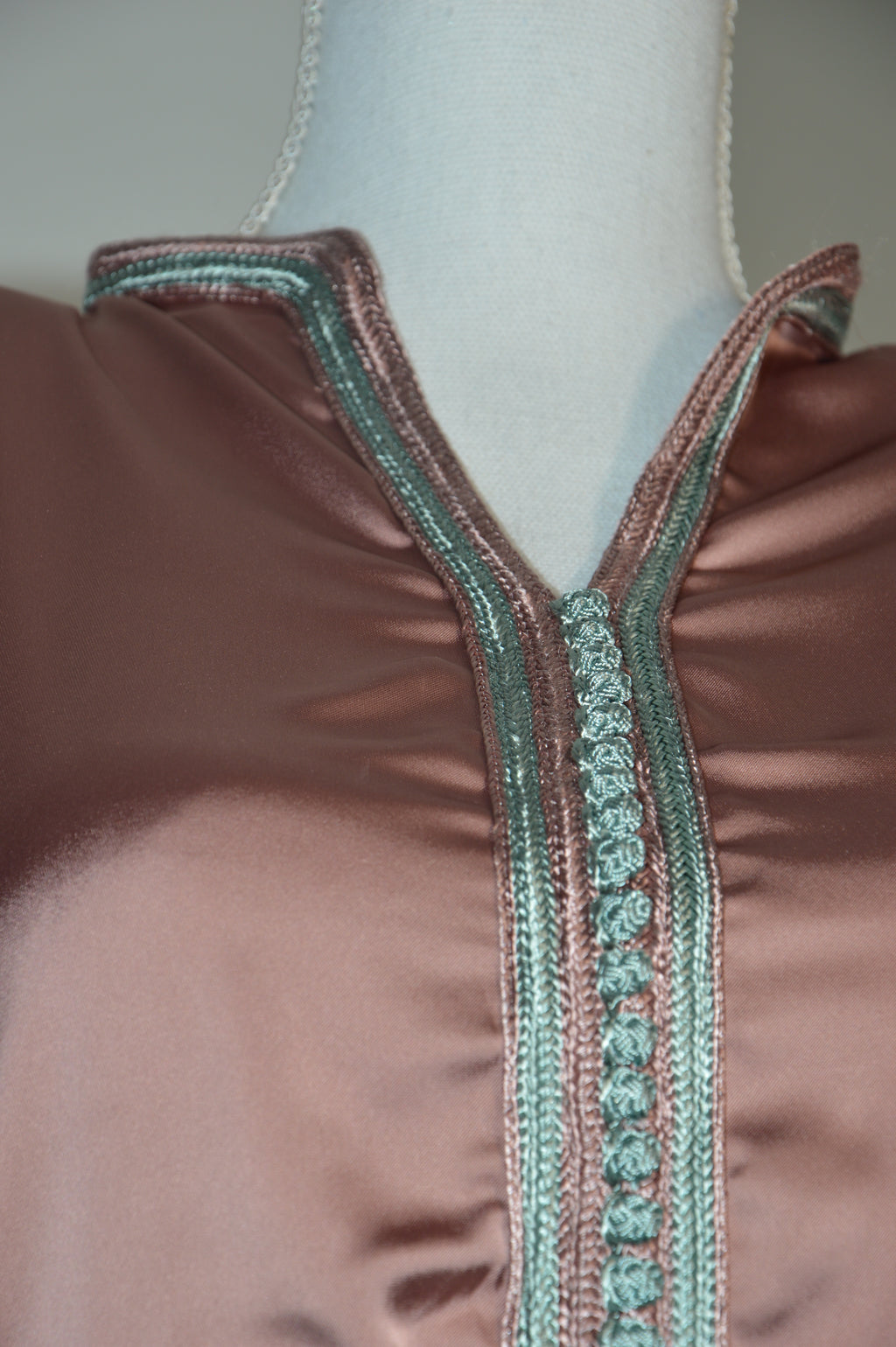 Caftan Satin « Vieux Rose & Vert d’Eau » – Minimal Chic