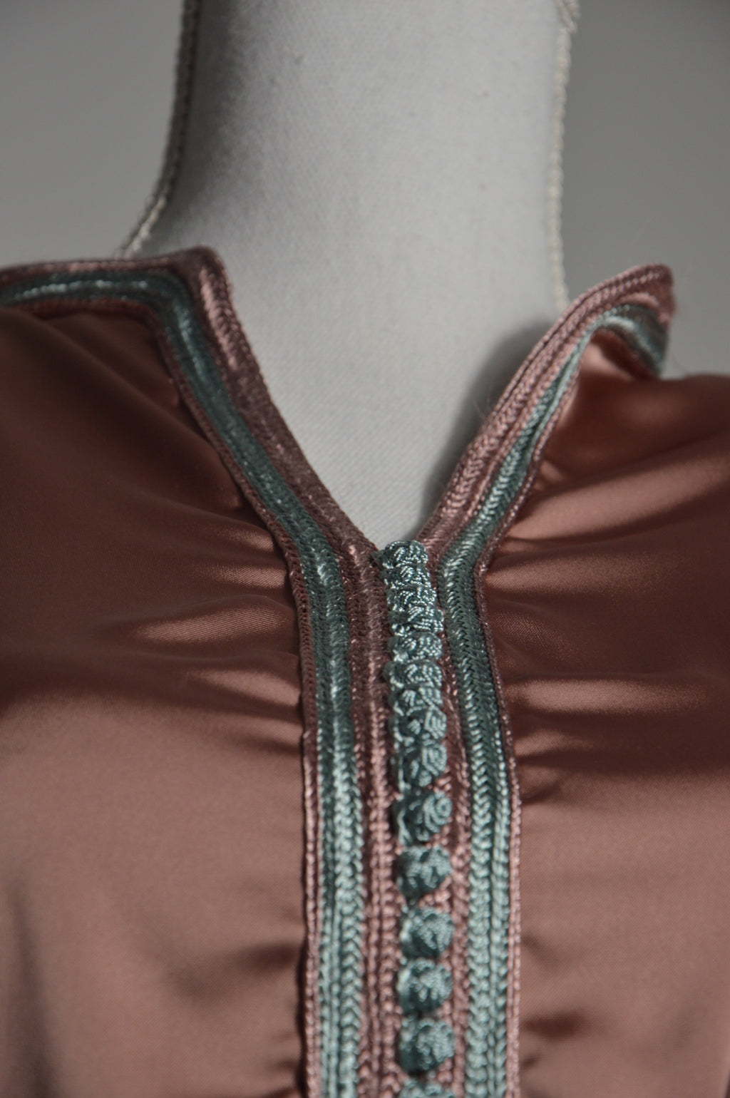 Caftan Satin « Vieux Rose & Vert d’Eau » – Minimal Chic