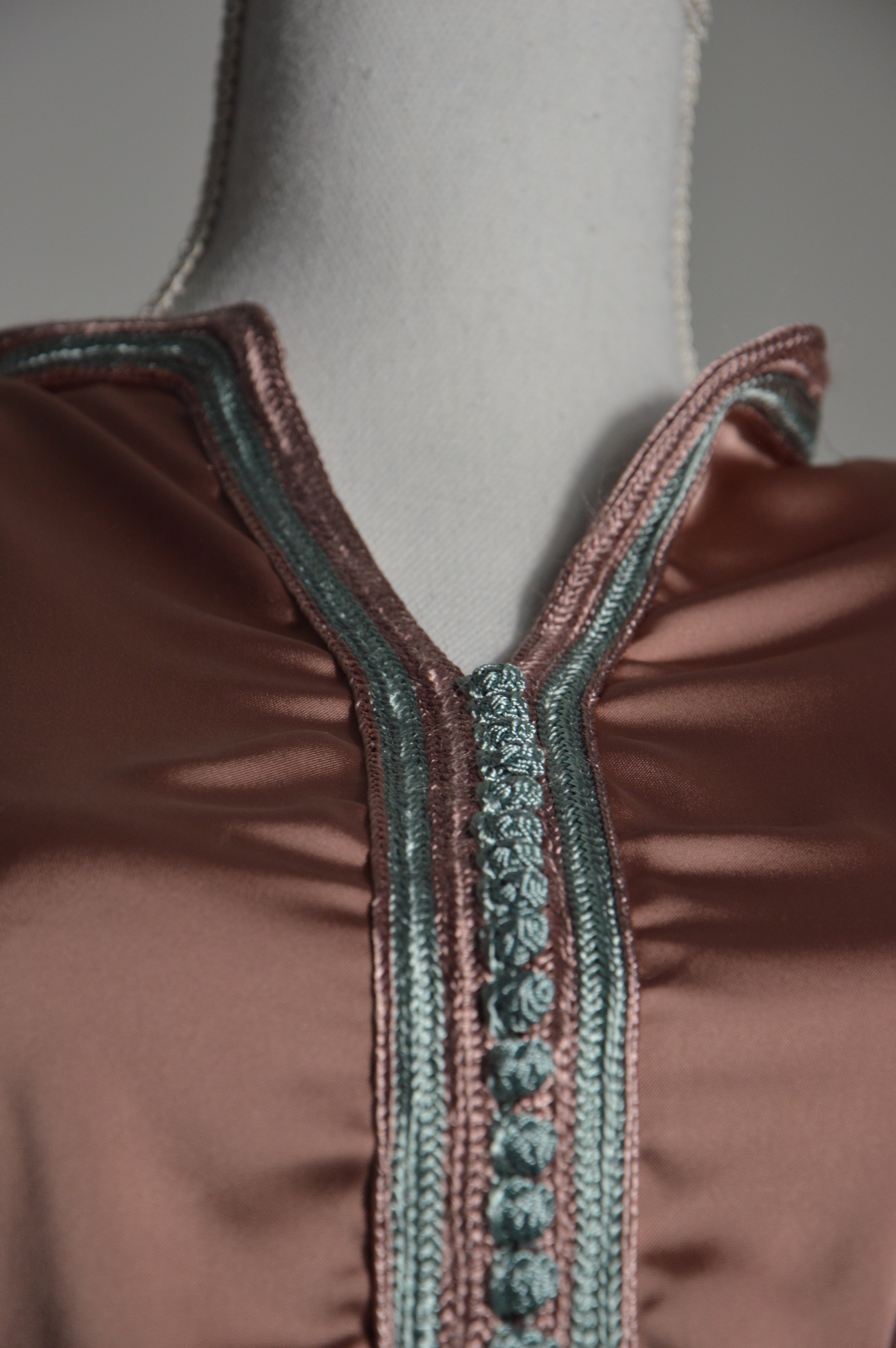 Caftan Satin « Vieux Rose & Vert d’Eau » – Minimal Chic