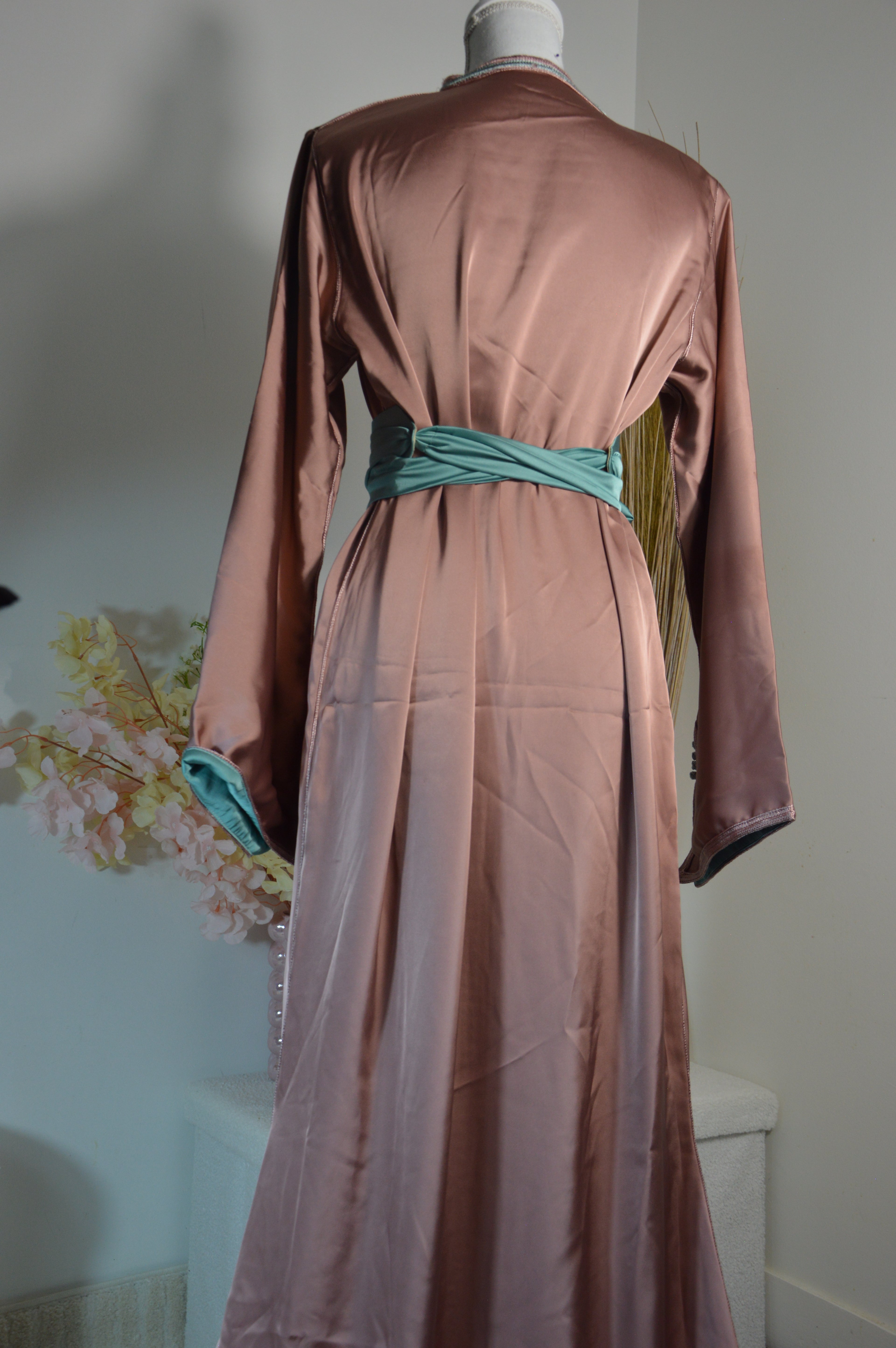 Caftan Satin « Vieux Rose & Vert d’Eau » – Minimal Chic
