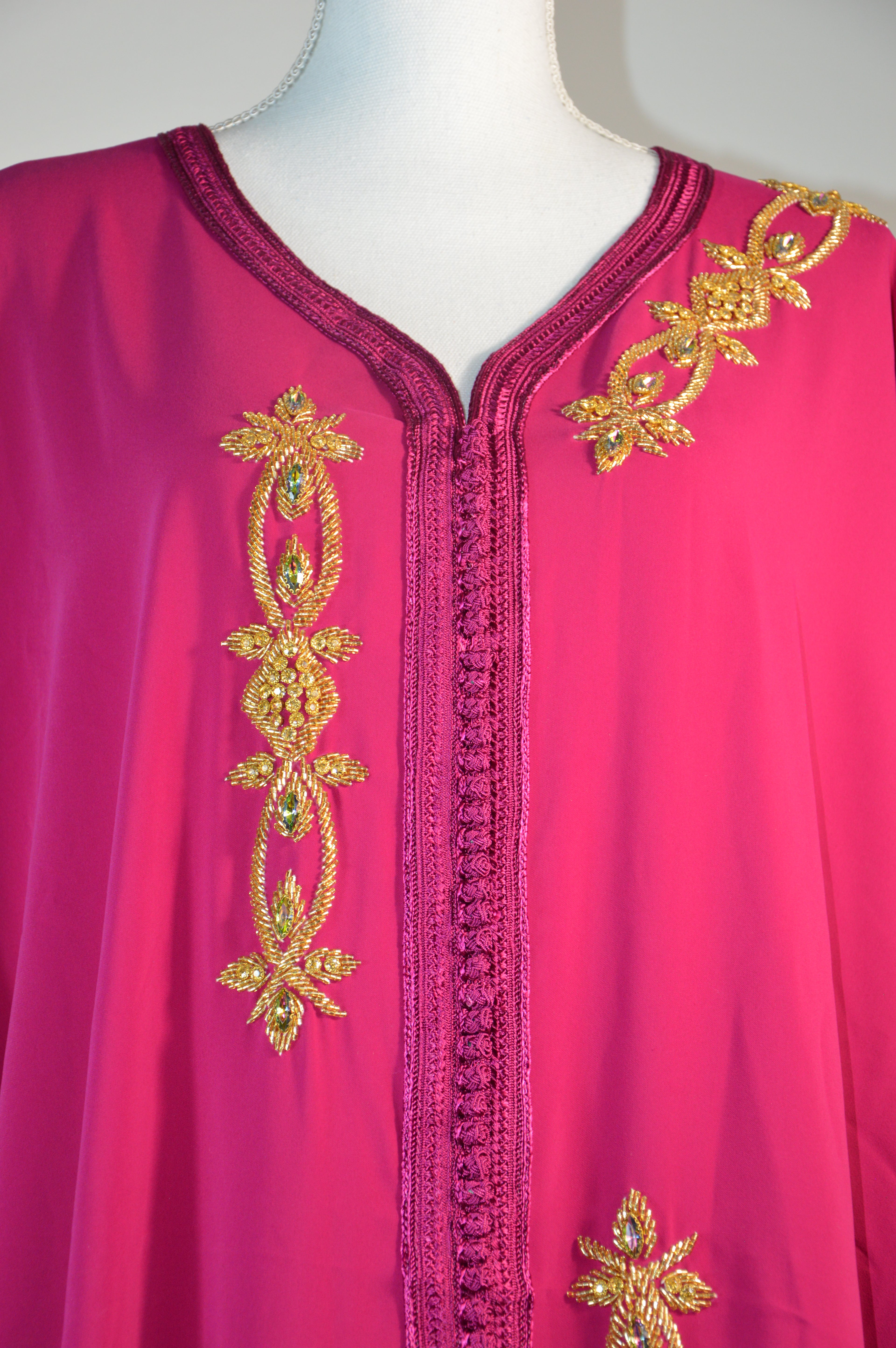 Gandoura fuchsia brodée – Appliqués cristal & galons