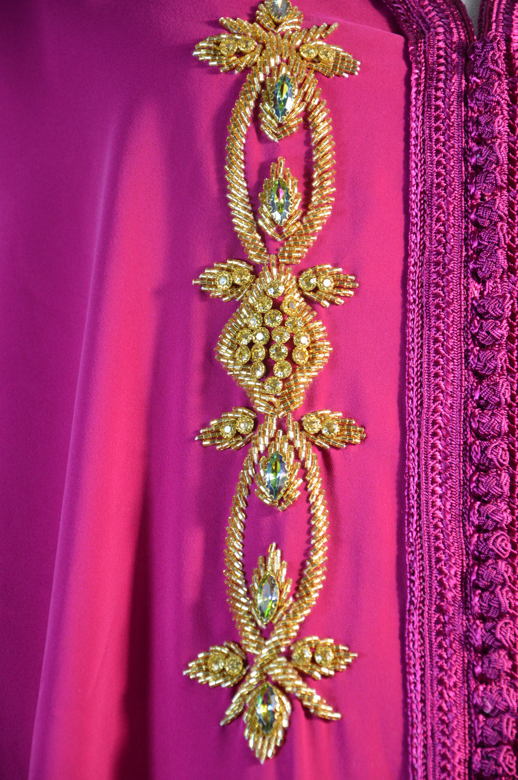 Gandoura fuchsia brodée – Appliqués cristal & galons