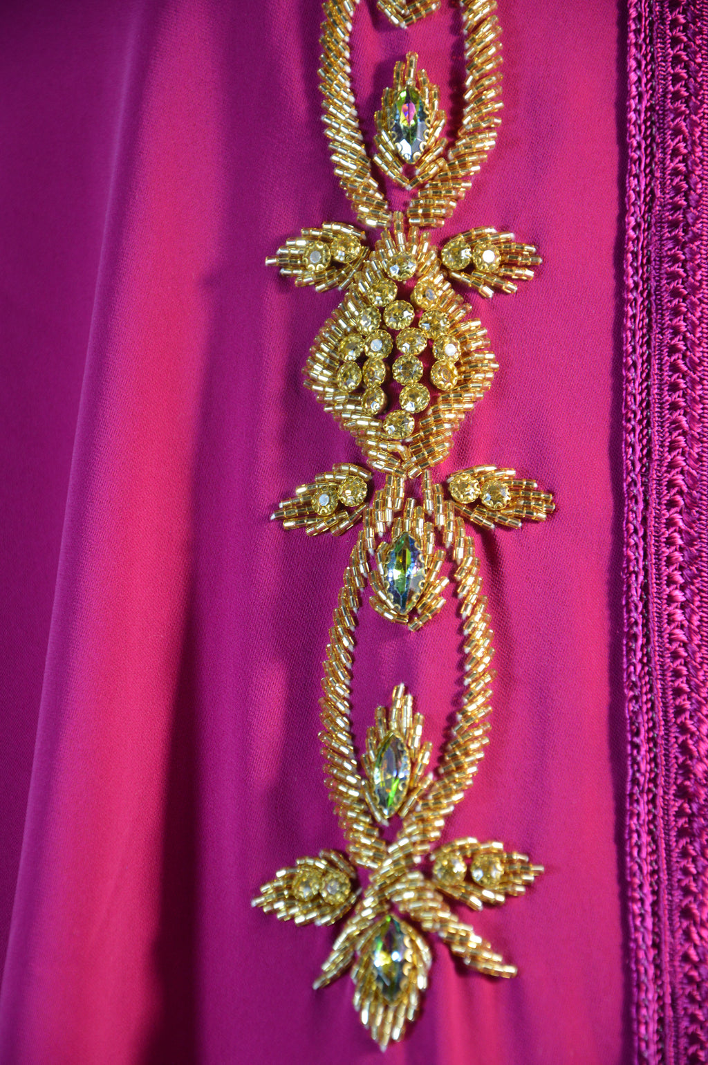 Gandoura fuchsia brodée – Appliqués cristal & galons