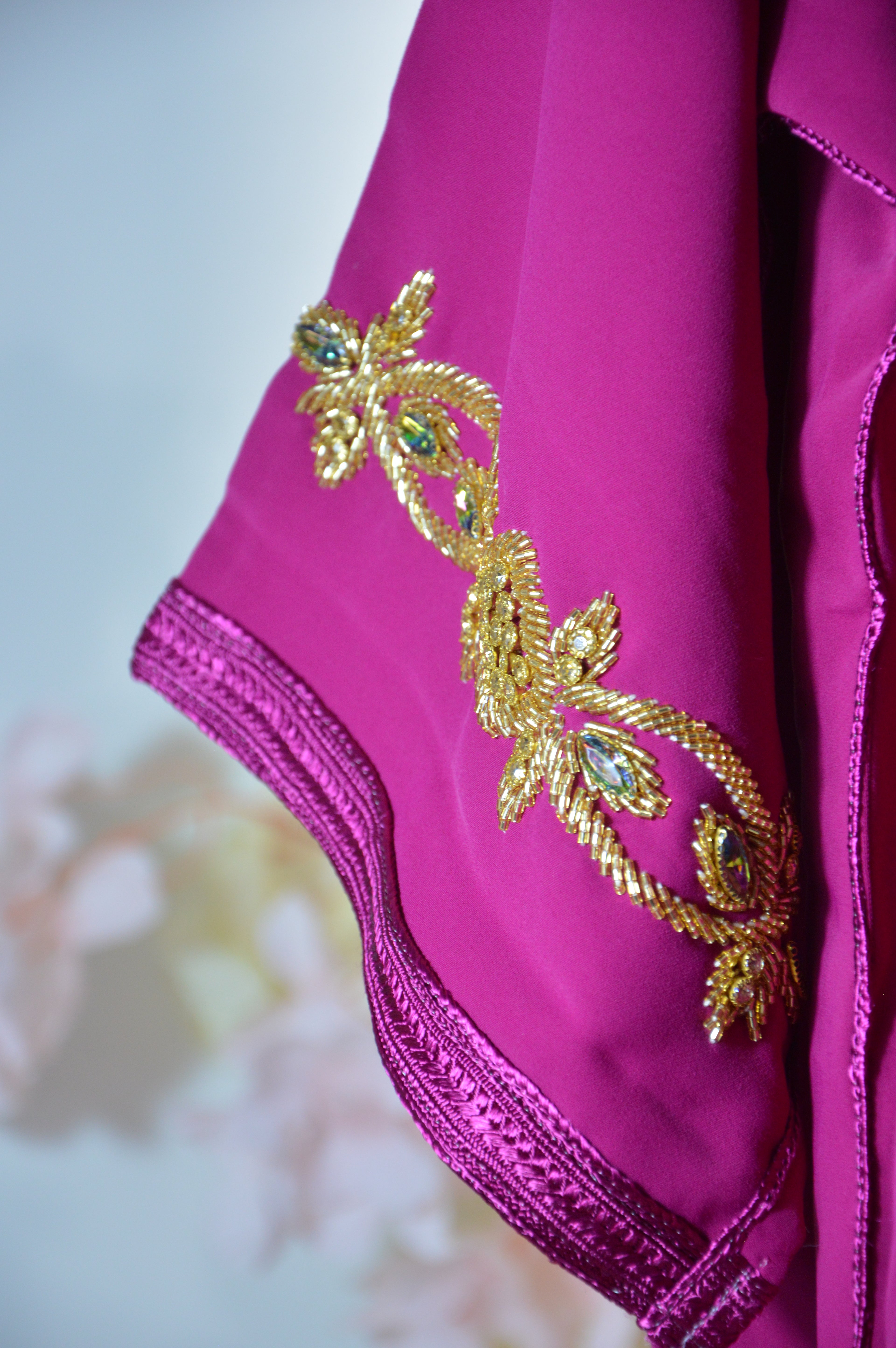 Gandoura fuchsia brodée – Appliqués cristal & galons