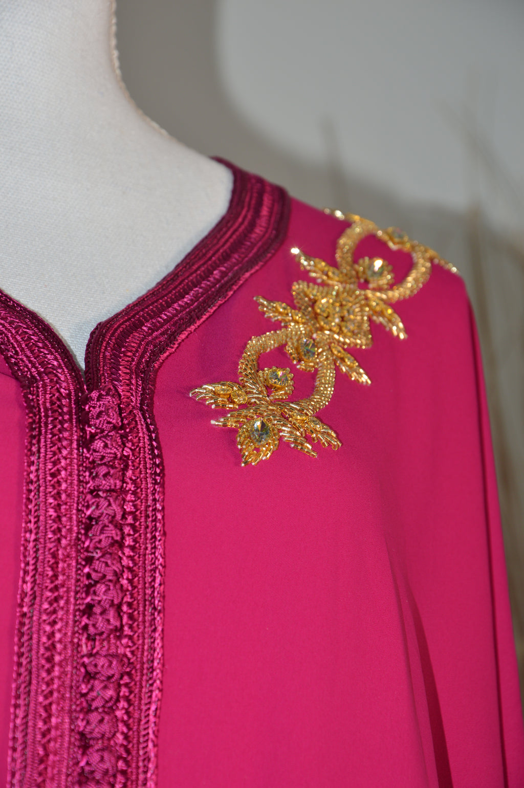 Gandoura fuchsia brodée – Appliqués cristal & galons