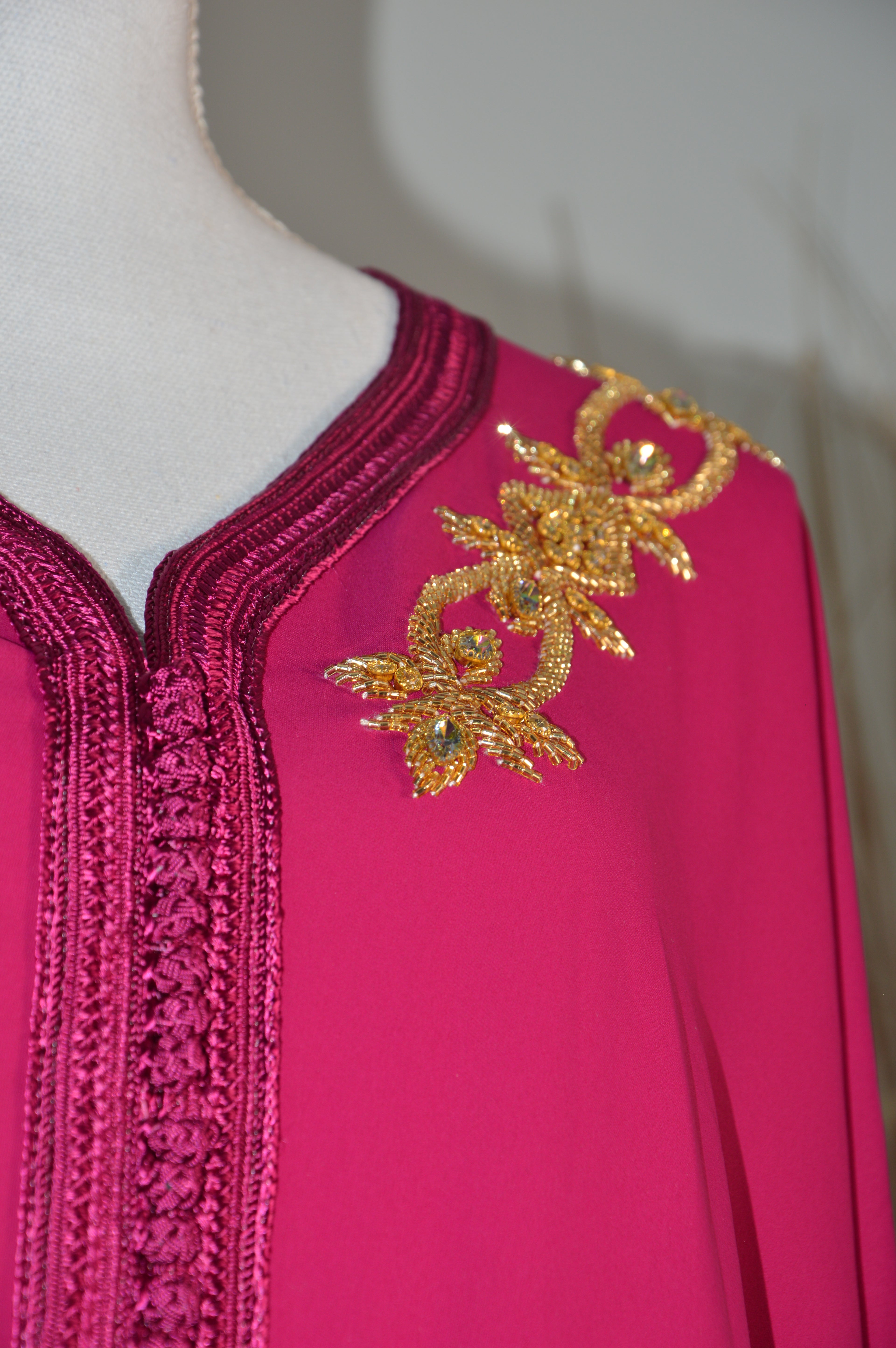 Gandoura fuchsia brodée – Appliqués cristal & galons
