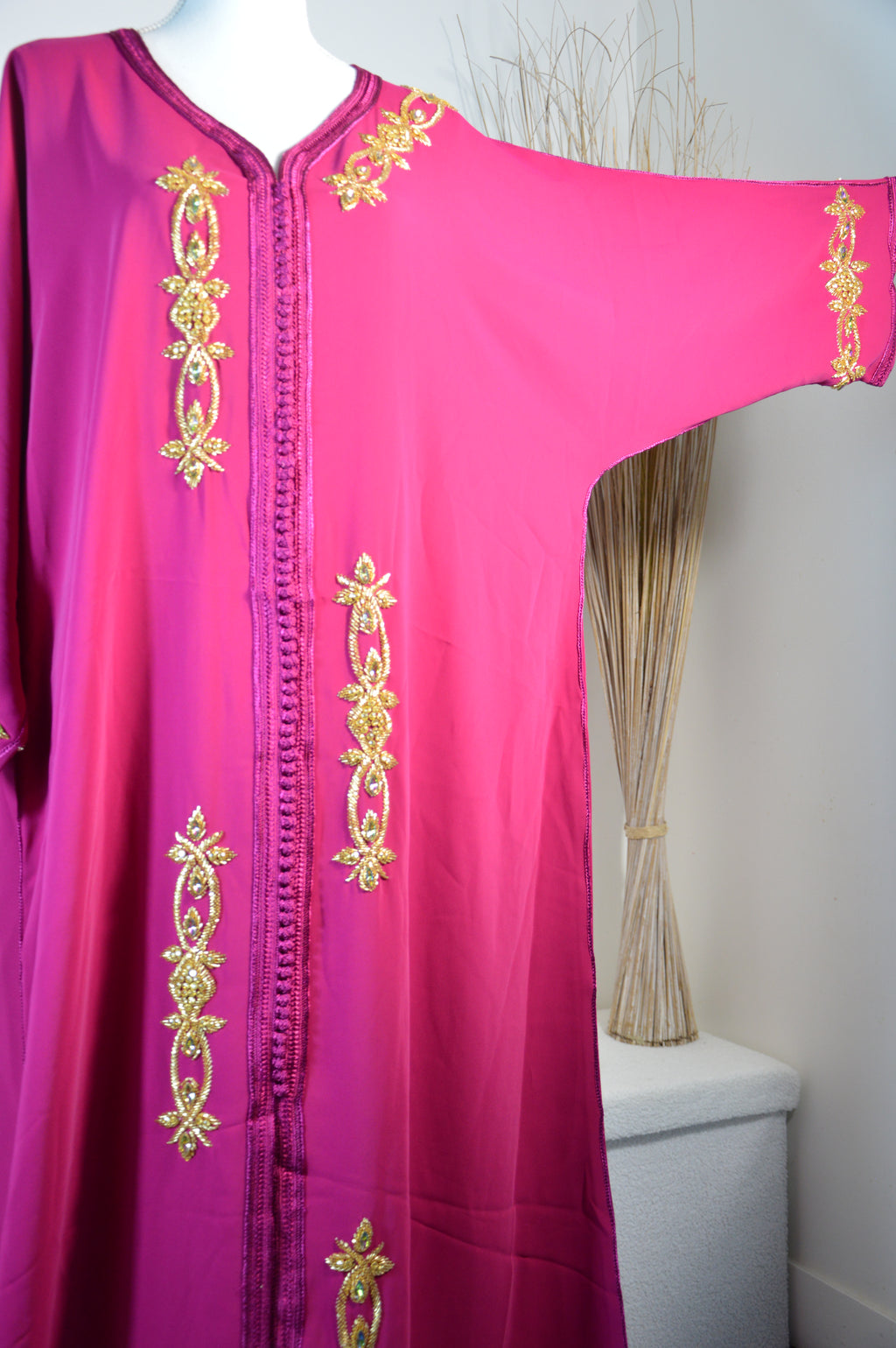 Gandoura fuchsia brodée – Appliqués cristal & galons