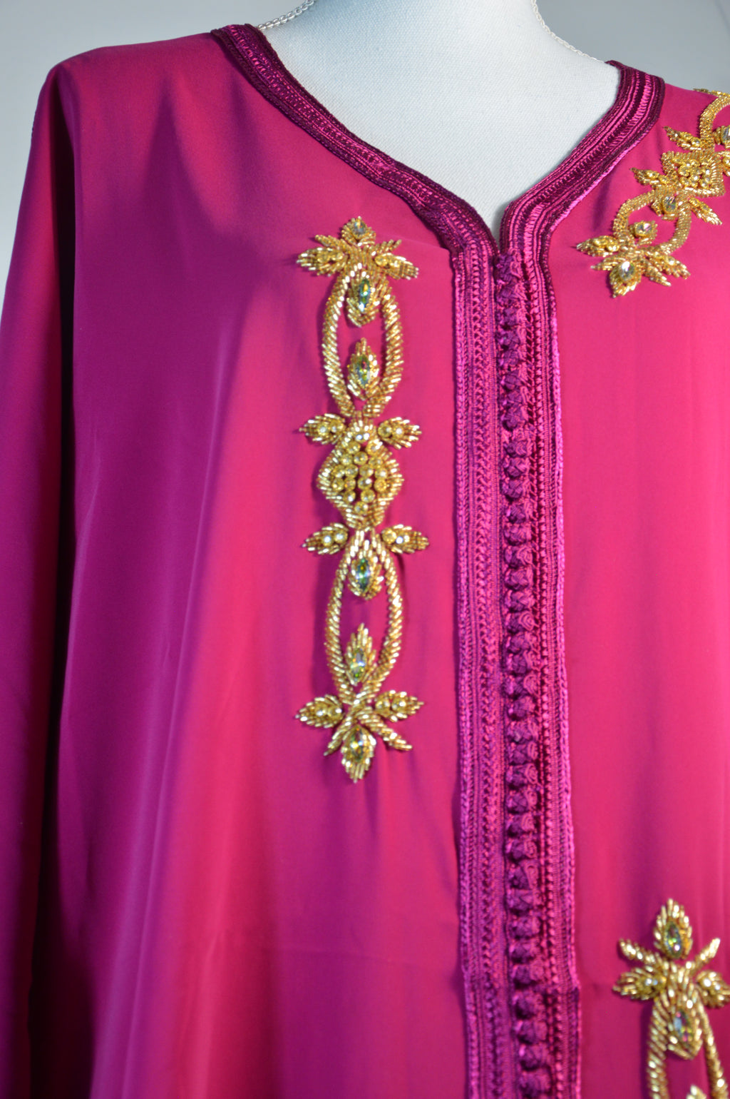Gandoura fuchsia brodée – Appliqués cristal & galons