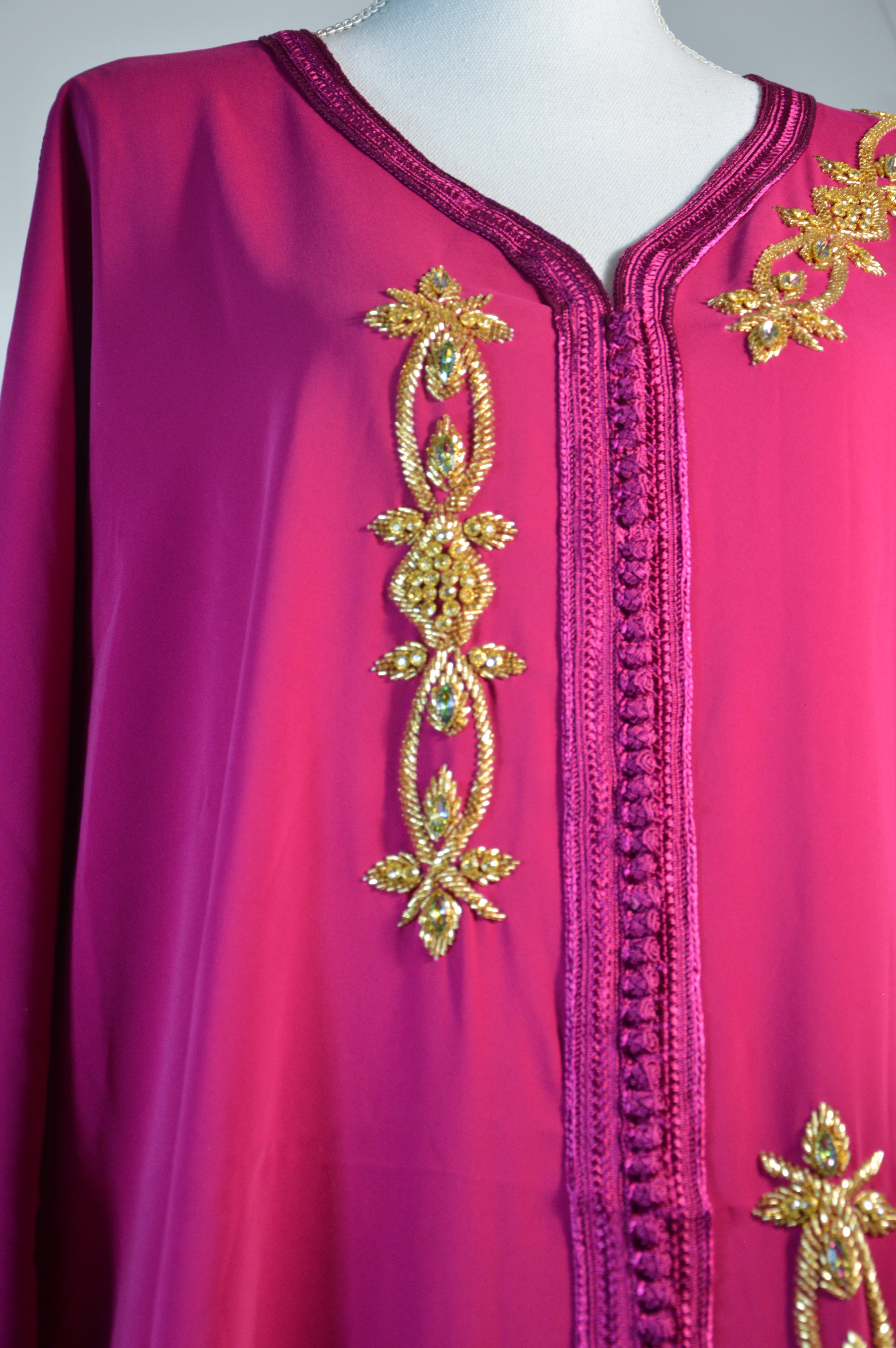 Gandoura fuchsia brodée – Appliqués cristal & galons